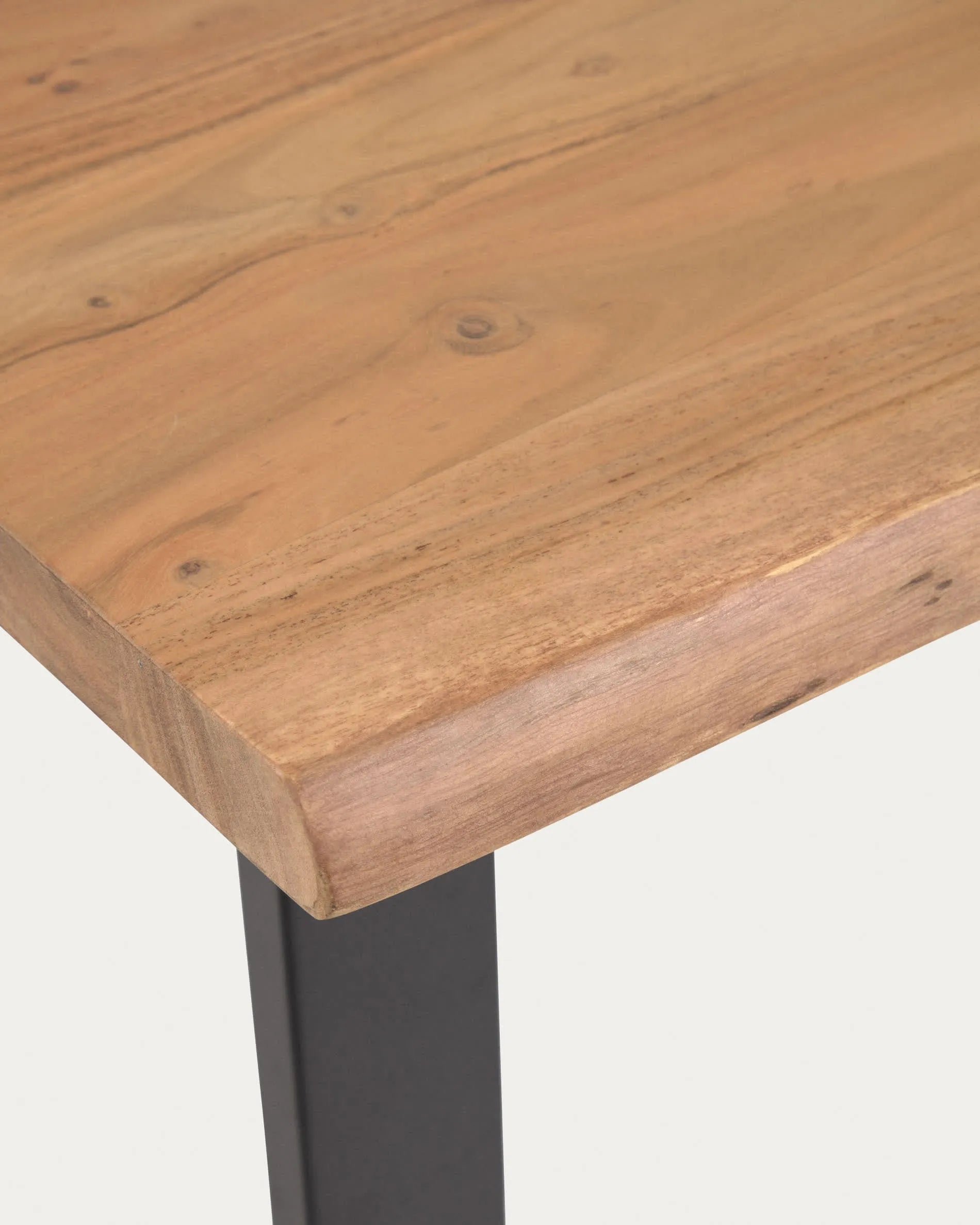 Eleganter Hochtisch aus massivem Akazienholz, 140x60 cm, mit natürlichem Finish und einzigartiger Maserung für stilvolle Räume.