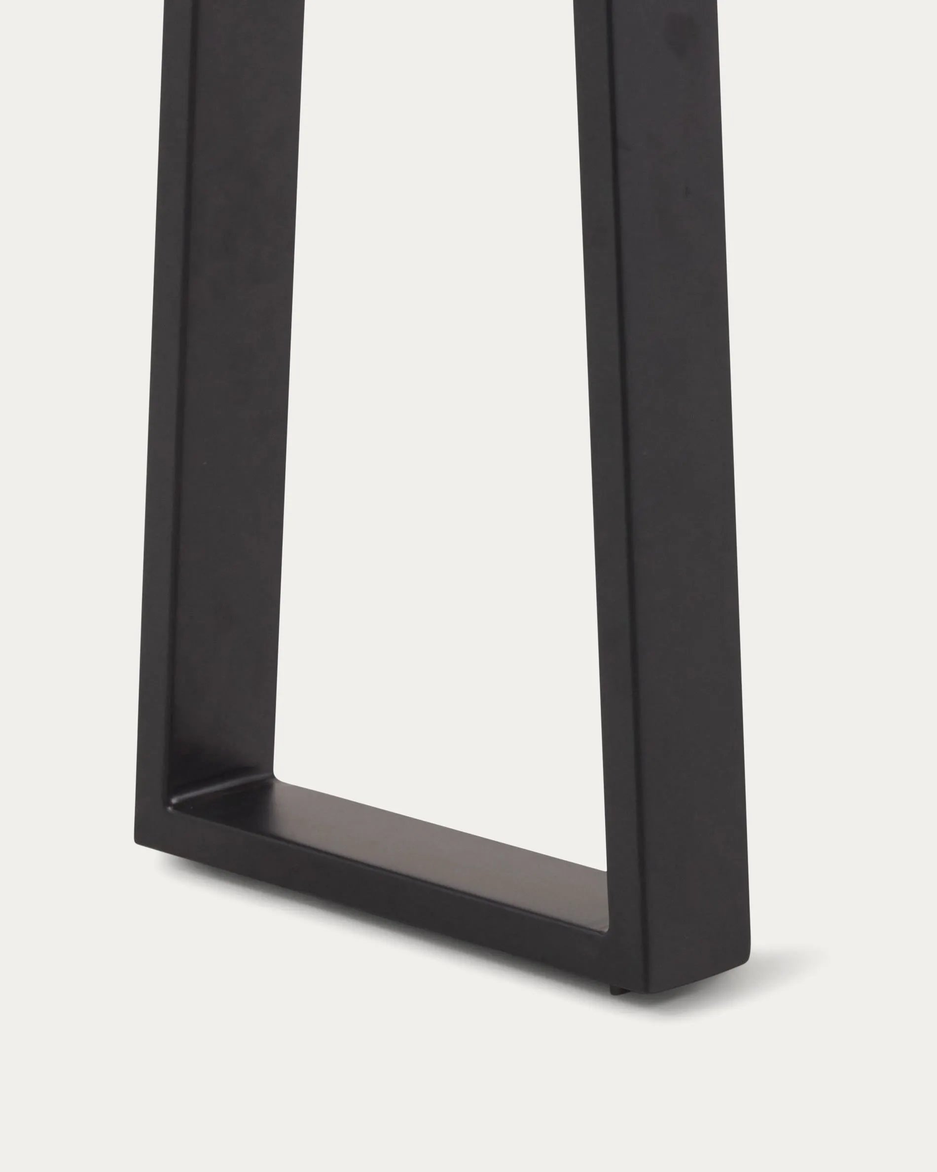 Eleganter Hochtisch aus massivem Akazienholz, 140x60 cm, mit natürlichem Finish und einzigartiger Maserung für stilvolle Räume.