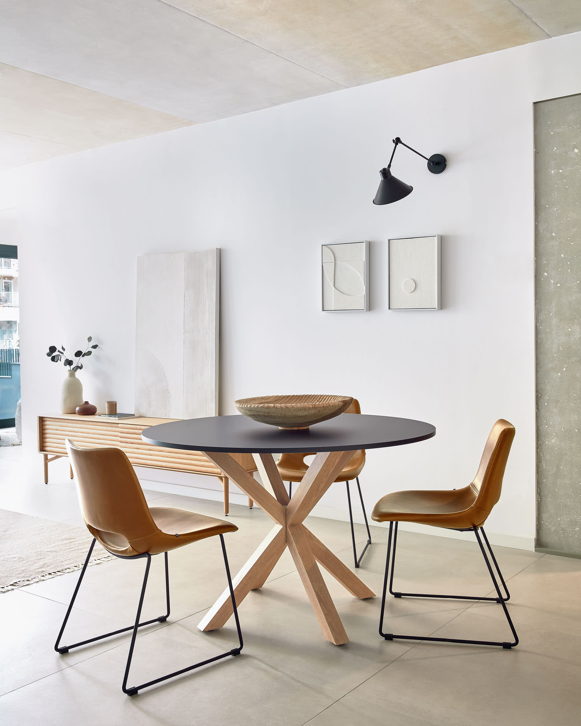 Moderner runder Tisch Argo Ø 120 cm, schwarze MDF-Tischplatte, Stahlbeine in Holzoptik, ideal für stilvolle Esszimmer.