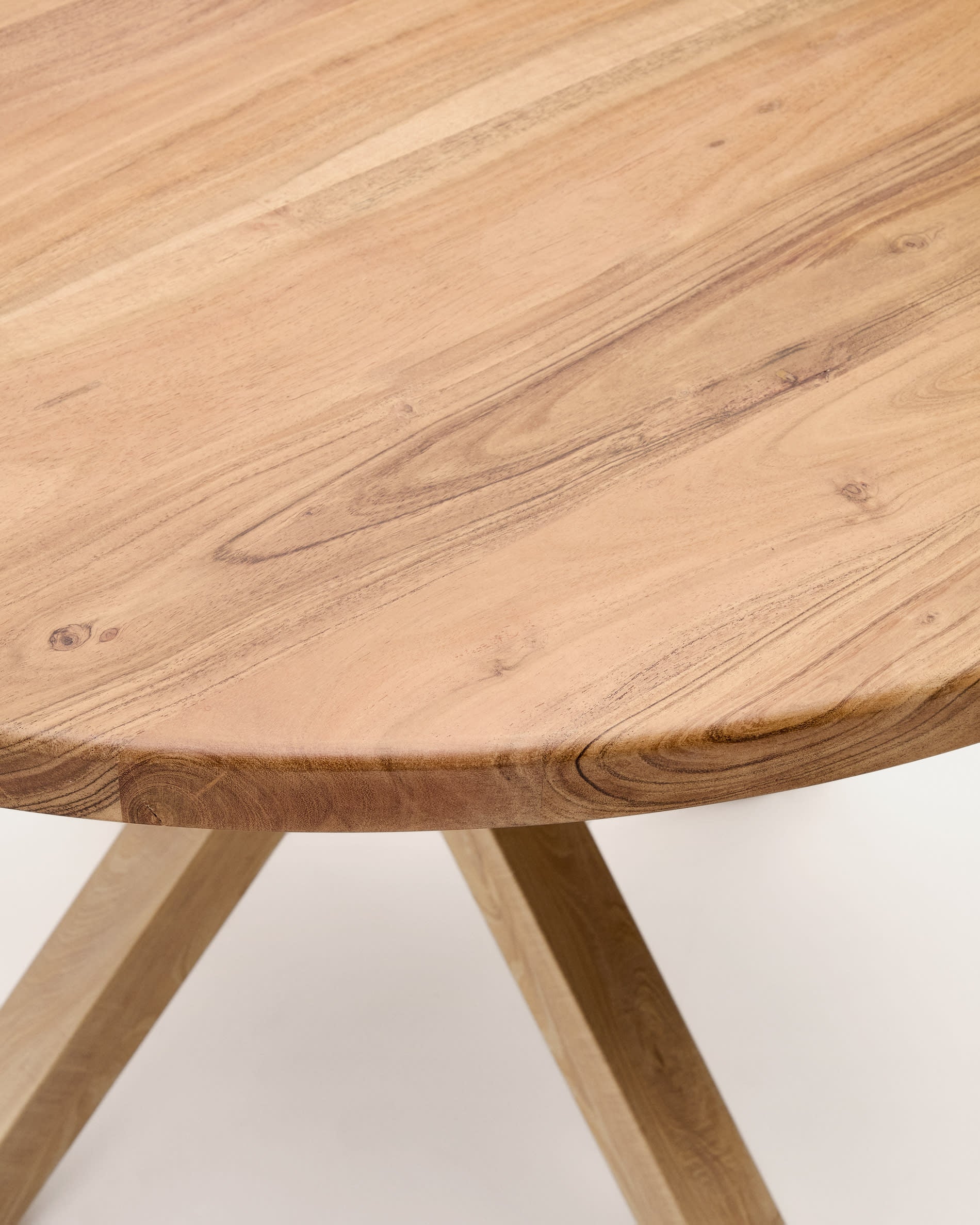 Runder Tisch Argo aus Akazienholz mit stabilen Stahlbeinen in Holzoptik, Ø 120 cm, perfekt für moderne und elegante Essbereiche.
