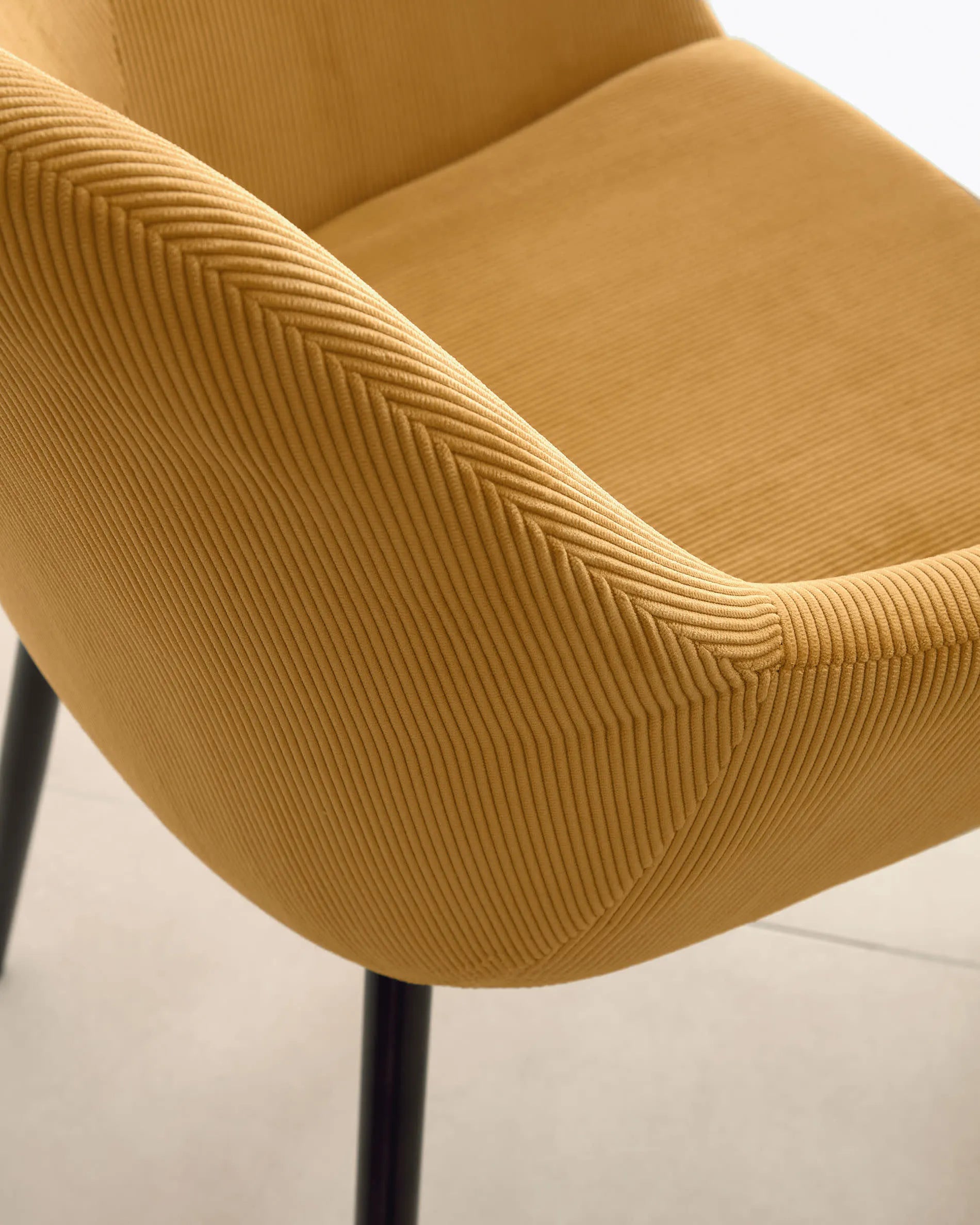 Runder Tisch Argo Ø 120 cm, Melaminoberfläche in Holzoptik, robuste Stahlbeine, ideal für stilvolle und funktionale Wohnräume.