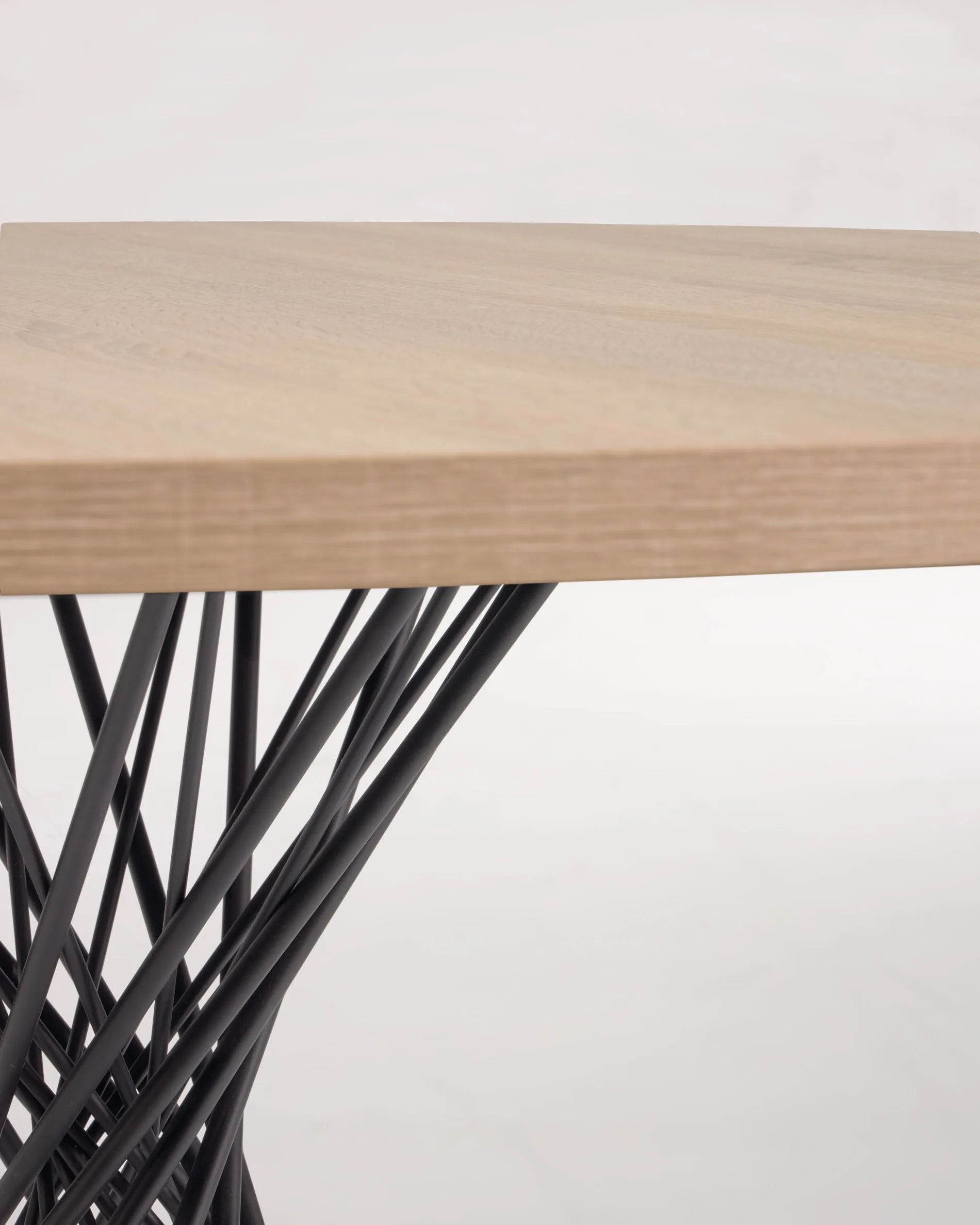 Moderner runder Tisch Niut Ø 120 cm, natur Melaminplatte, schwarze Stahlbeine, stilvolles Design, robust, ideal für Esszimmer.