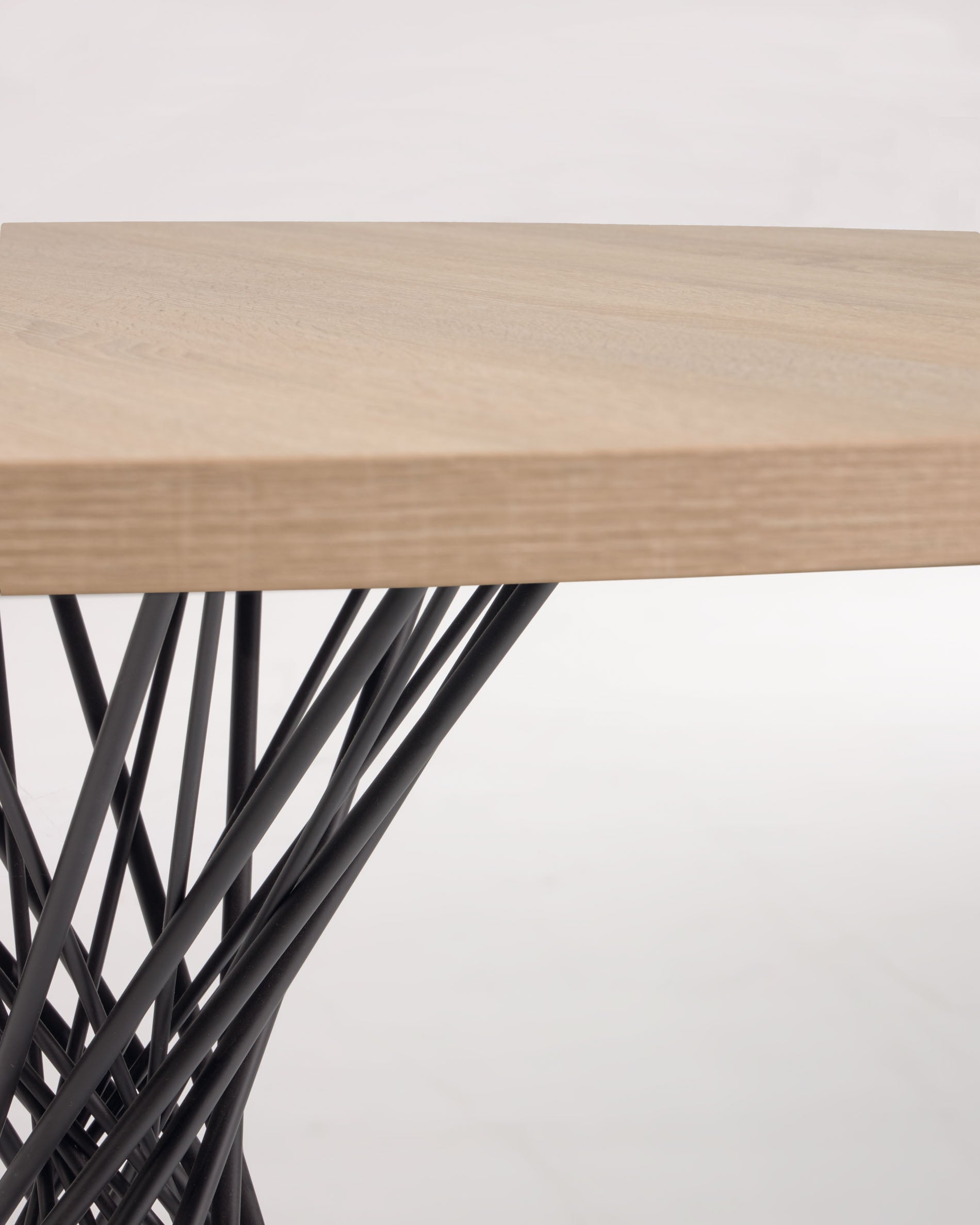 Moderner runder Tisch Niut Ø 120 cm, natur Melaminplatte, schwarze Stahlbeine, stilvolles Design, robust, ideal für Esszimmer.