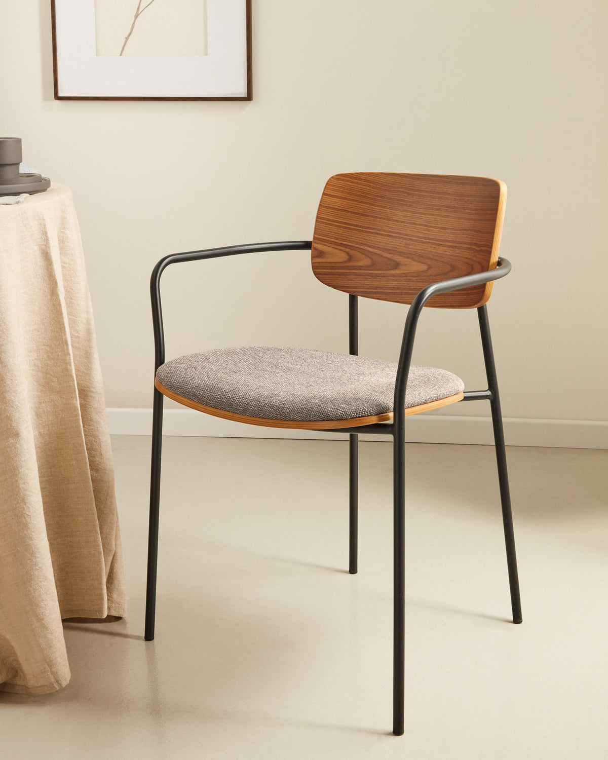 Maureen stapelbarer Stuhl Pappelschichtholz helles Finish Metallbeine in Schwarz FSC 100% in Taupe präsentiert im Onlineshop von KAQTU Design AG. Stuhl mit Armlehne ist von Kave Home