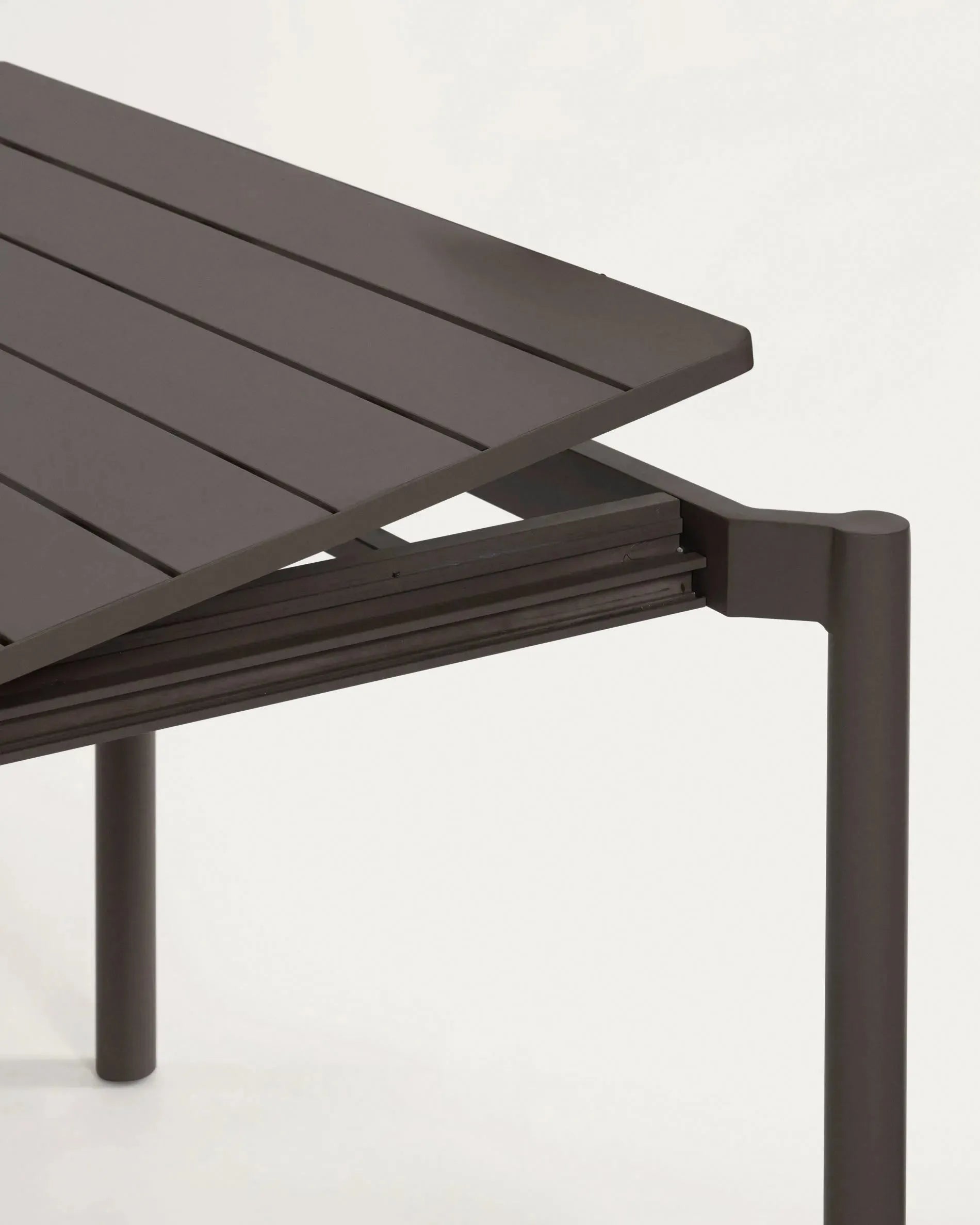 Moderner Zaltana Outdoor-Tisch aus Aluminium, matt dunkelgrau, ausziehbar von 180 auf 240 cm, perfekt für stilvolle Außenbereiche.