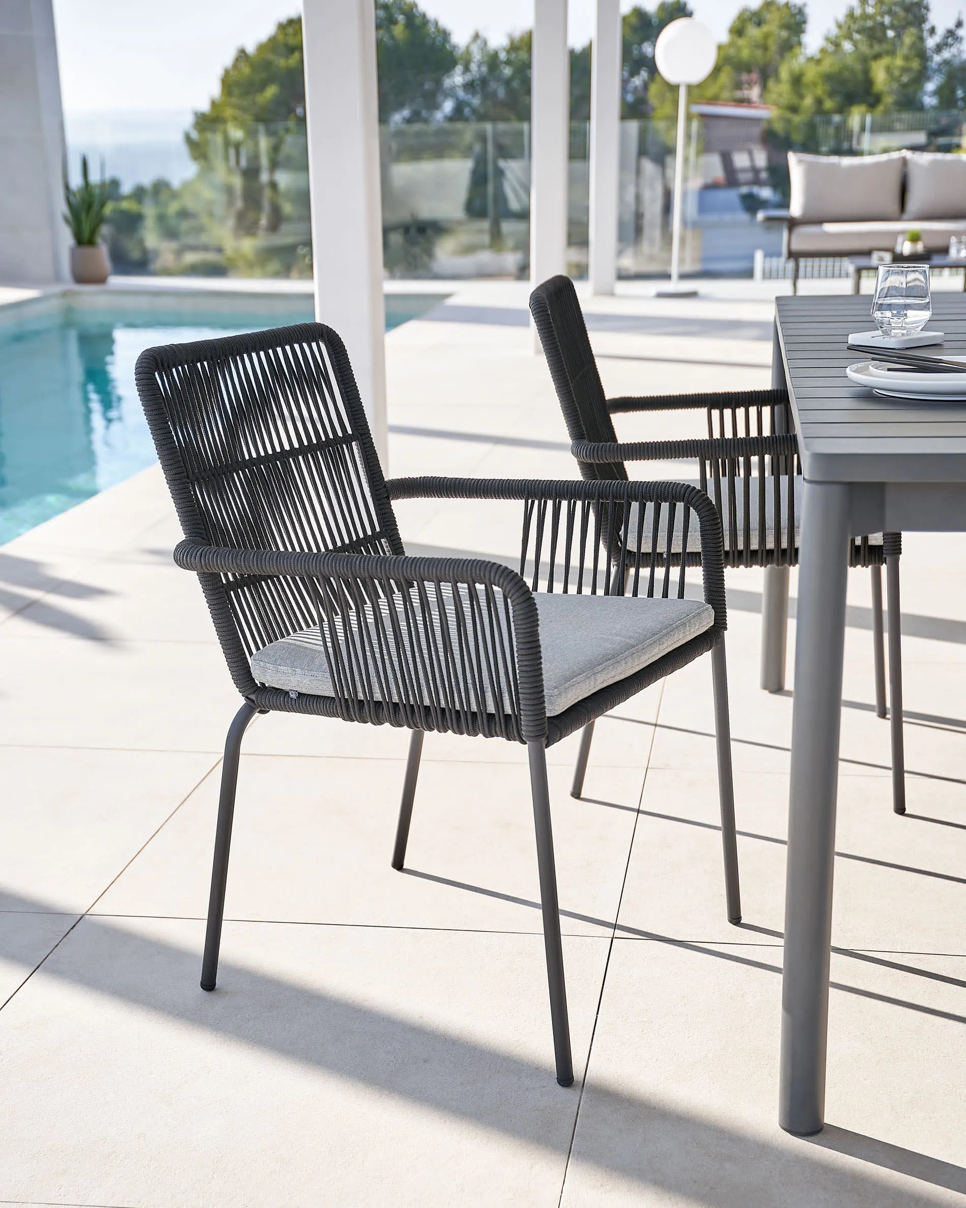 Eleganter, ausziehbarer Aluminiumtisch in matt Dunkelgrau, ideal für gesellige Outdoor-Momente.