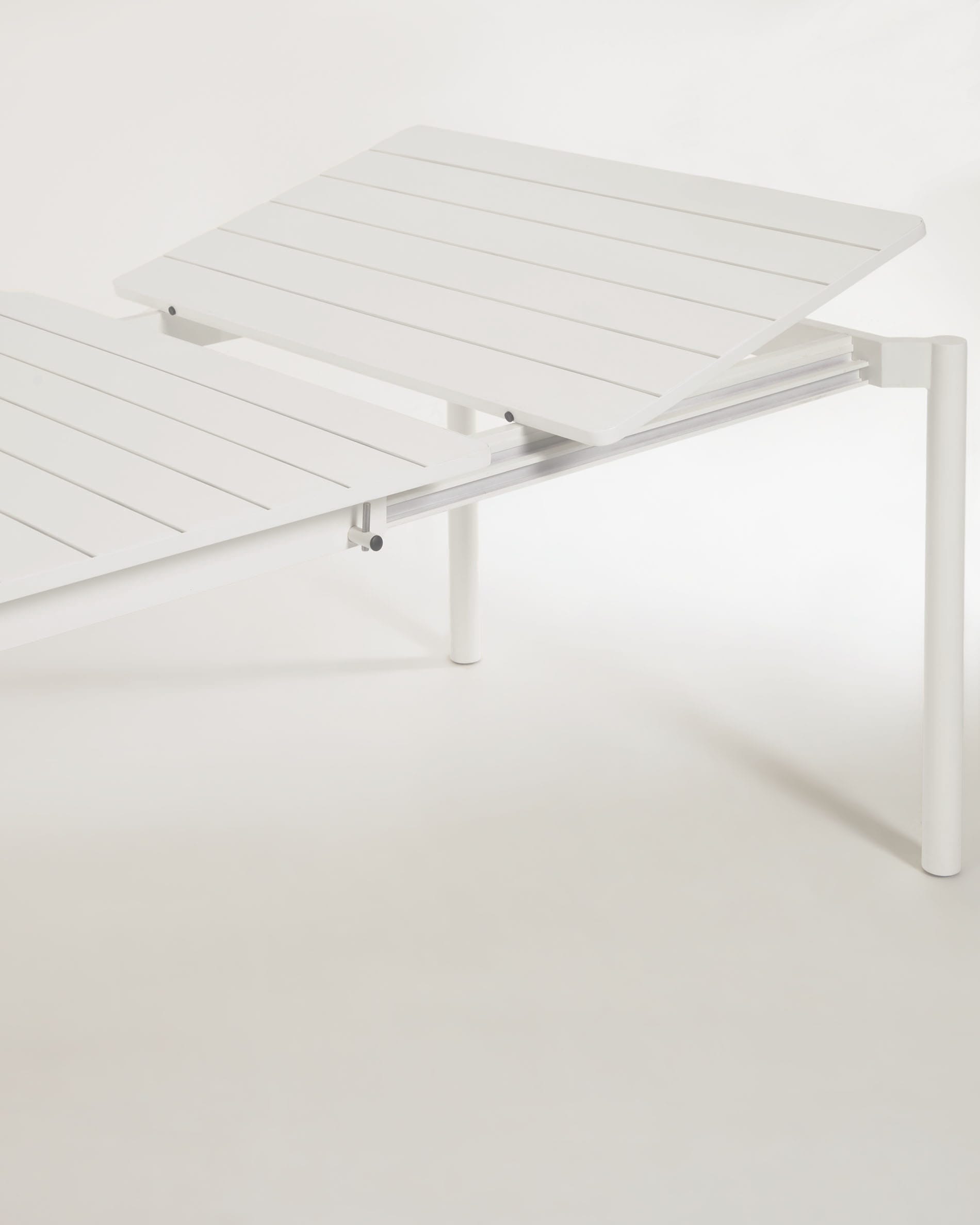 Moderner Zaltana Ausziehtisch aus hellgrauem Aluminium, ideal für den Außenbereich, erweiterbar von 180 auf 240 cm.