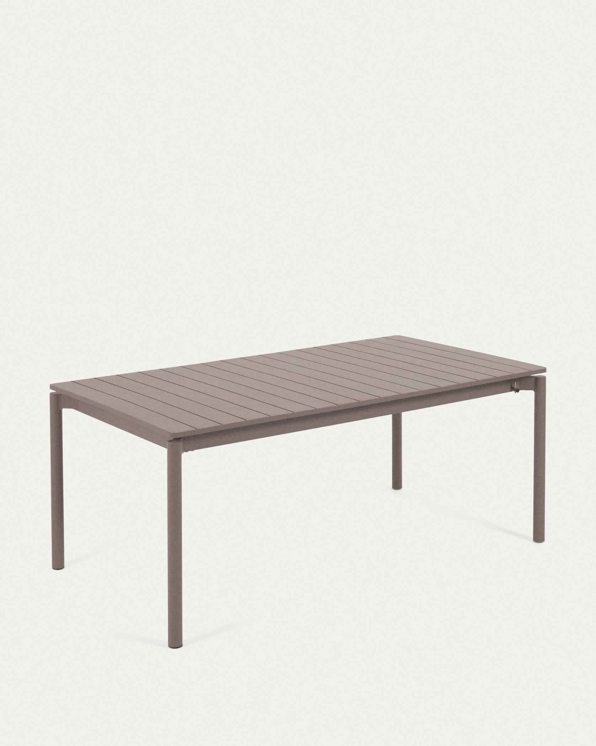 3D-Modell eines ausziehbaren, mattbraunen Aluminium-Outdoor-Tisches, ideal für Garten und Terrasse.