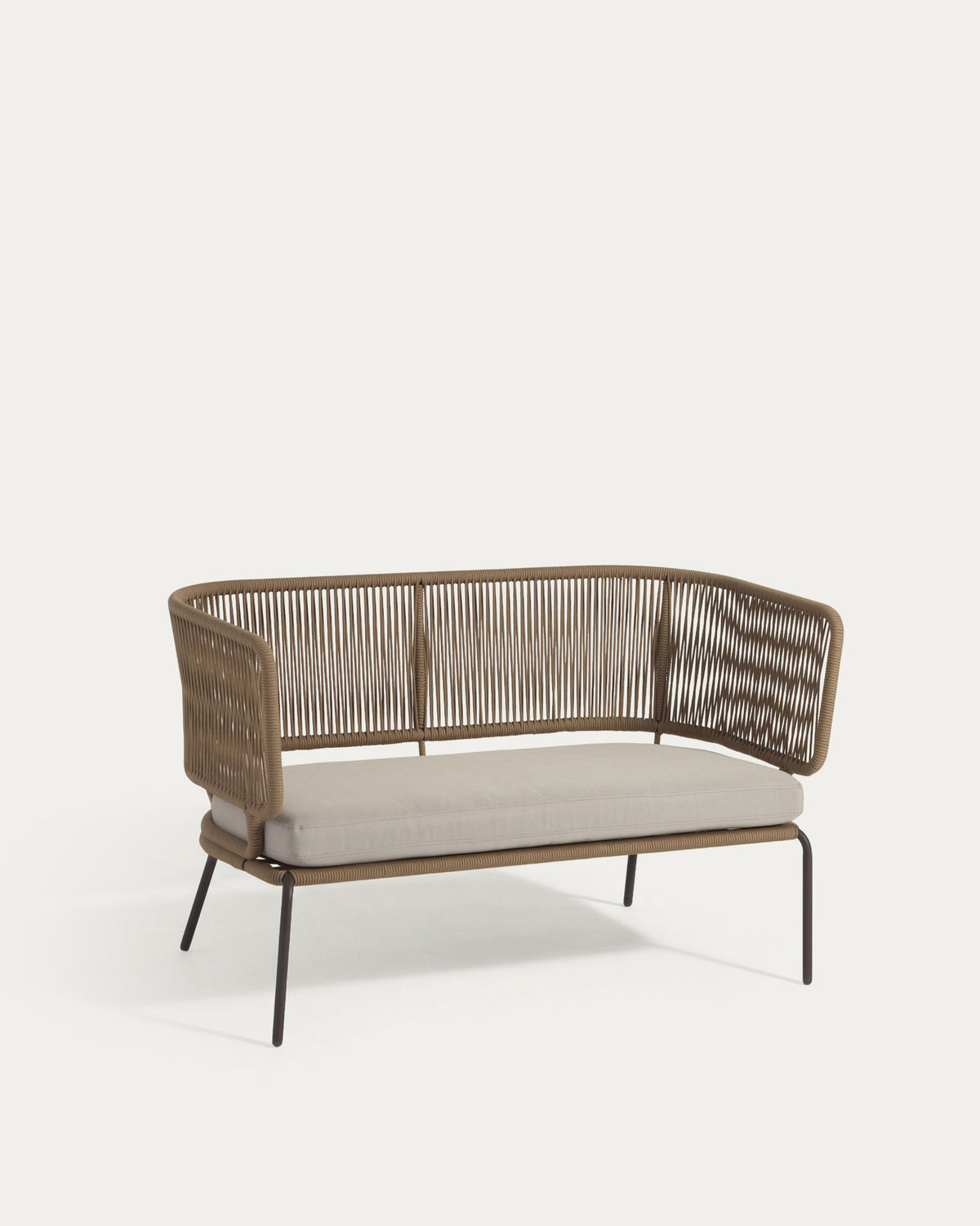 Nadin 2-Sitzer Sofa aus beigefarbenem Seil und Beinen aus verzinktem Stahl 135 cm in Beige präsentiert im Onlineshop von KAQTU Design AG. Lounge Sofa ist von Kave Home