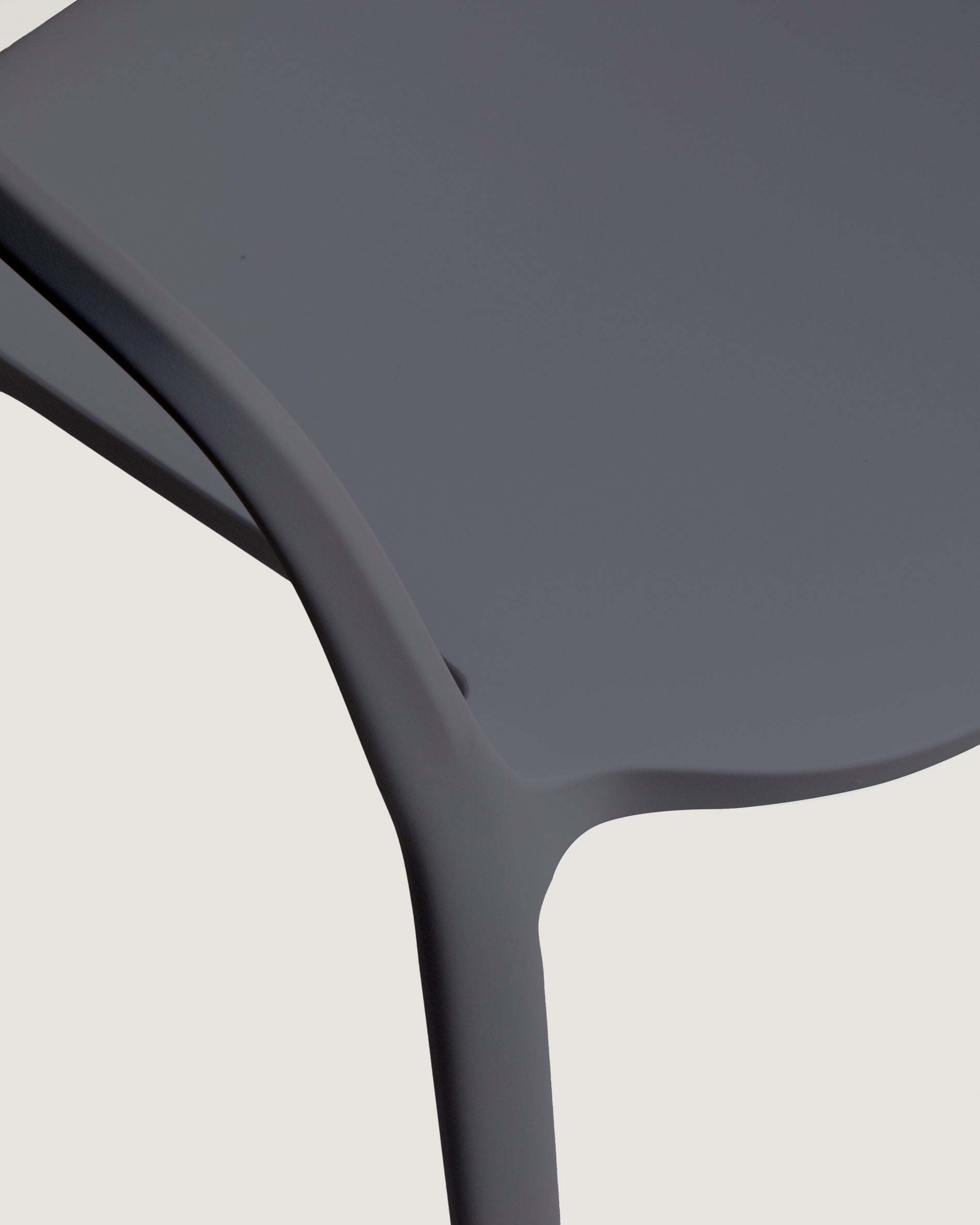 Stapelstuhl Ania in Dunkelgrau, zu 100 % für die Outdoor-Verwendung geeignet in Graphit präsentiert im Onlineshop von KAQTU Design AG. Gartenstuhl ist von Kave Home