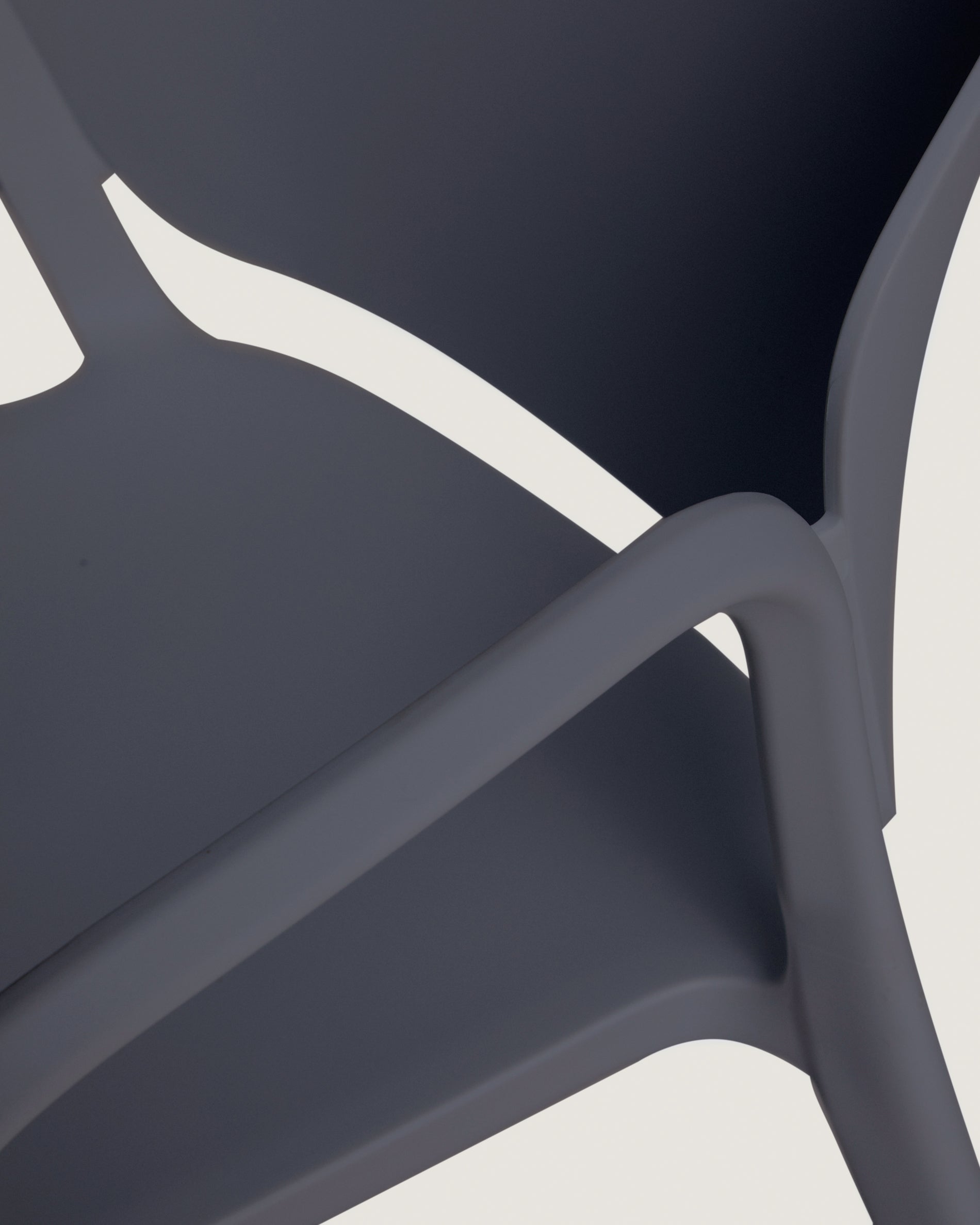 Stapelstuhl Ania in Dunkelgrau, zu 100 % für die Outdoor-Verwendung geeignet in Graphit präsentiert im Onlineshop von KAQTU Design AG. Gartenstuhl ist von Kave Home