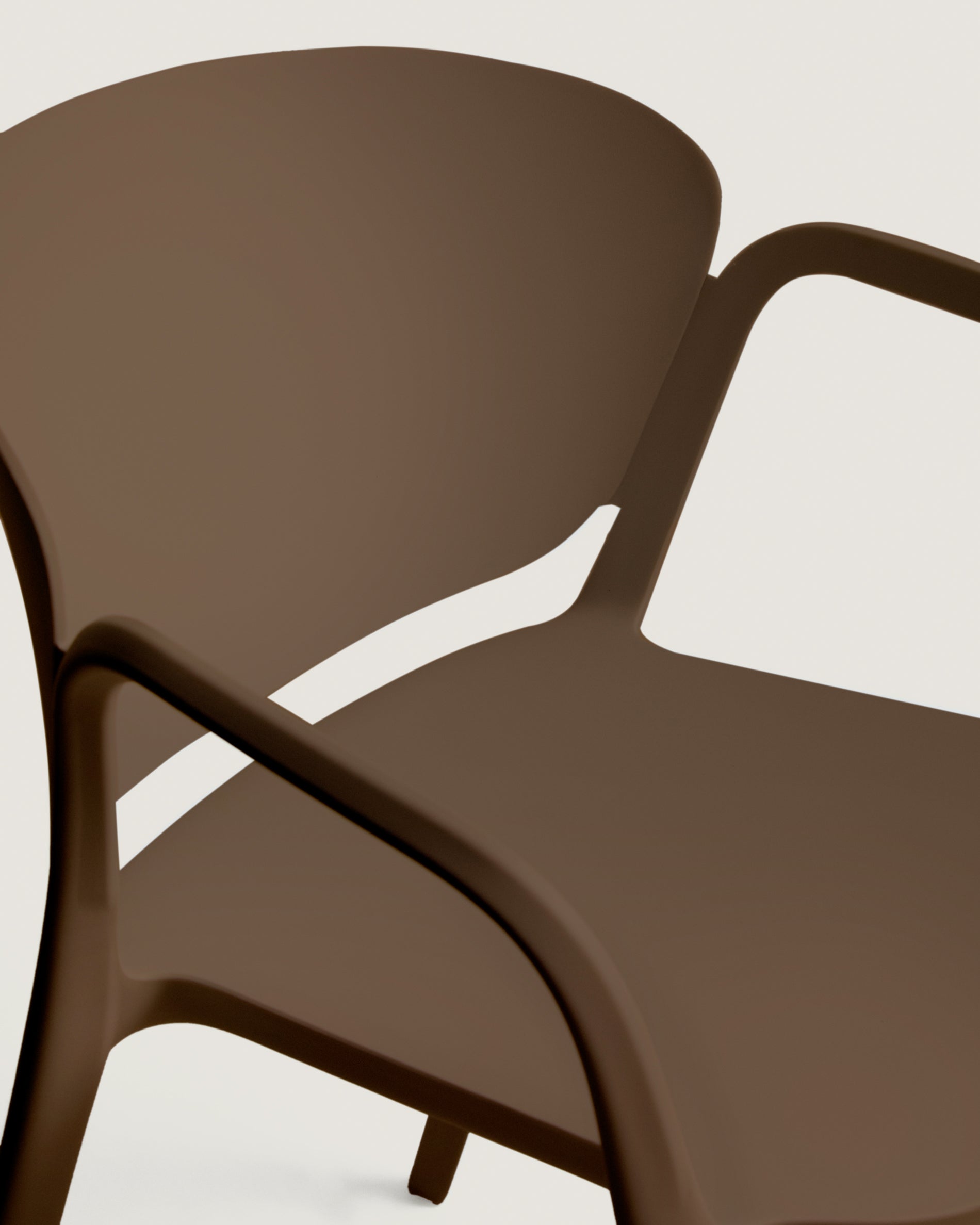 Stapelstuhl Ania in Dunkelbraun, zu 100 % für die Outdoor-Verwendung geeignet in Braun präsentiert im Onlineshop von KAQTU Design AG. Gartenstuhl ist von Kave Home