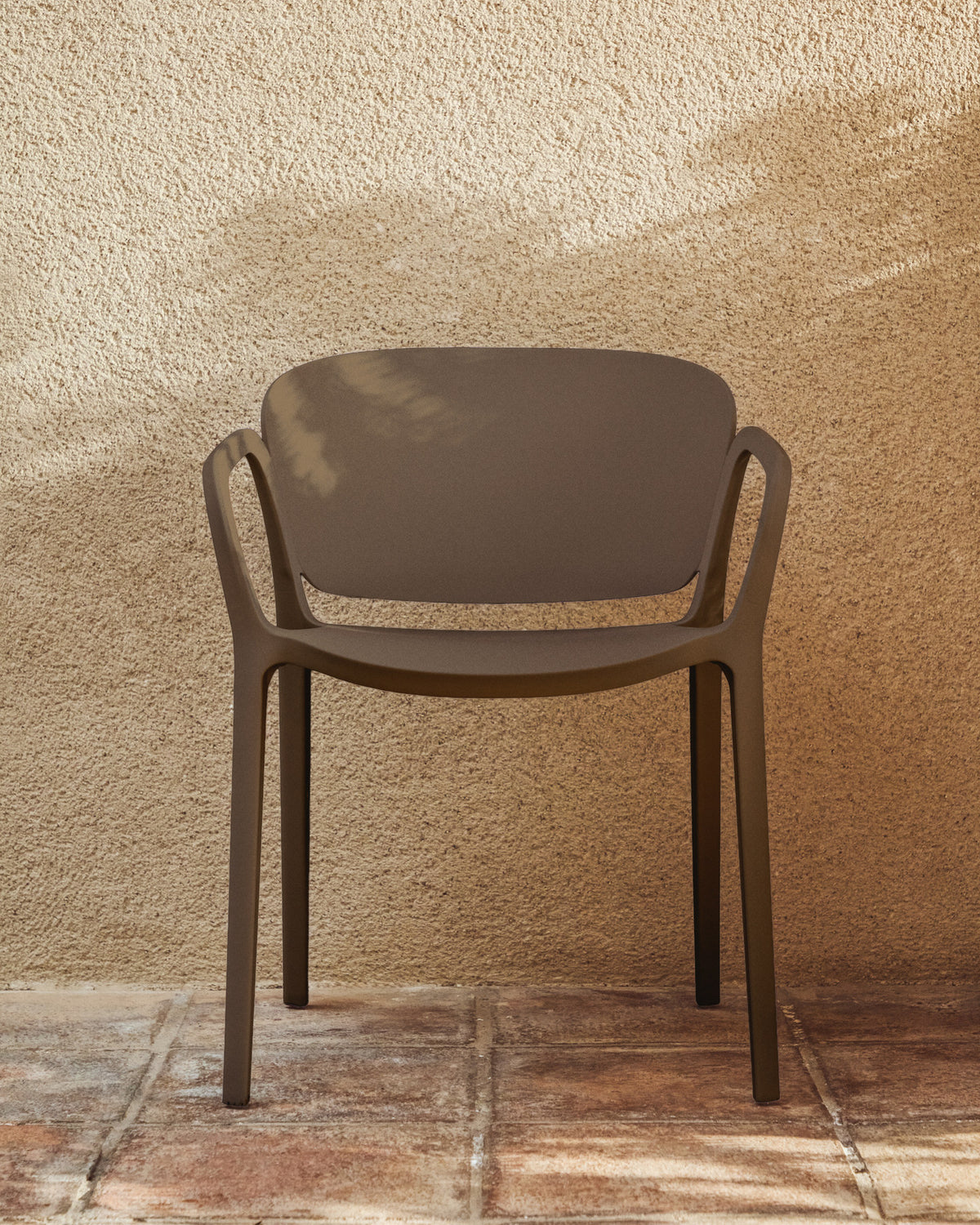 Stapelbarer Outdoor-Stuhl Ania in Dunkelbraun in Braun präsentiert im Onlineshop von KAQTU Design AG. Gartenstuhl ist von Kave Home