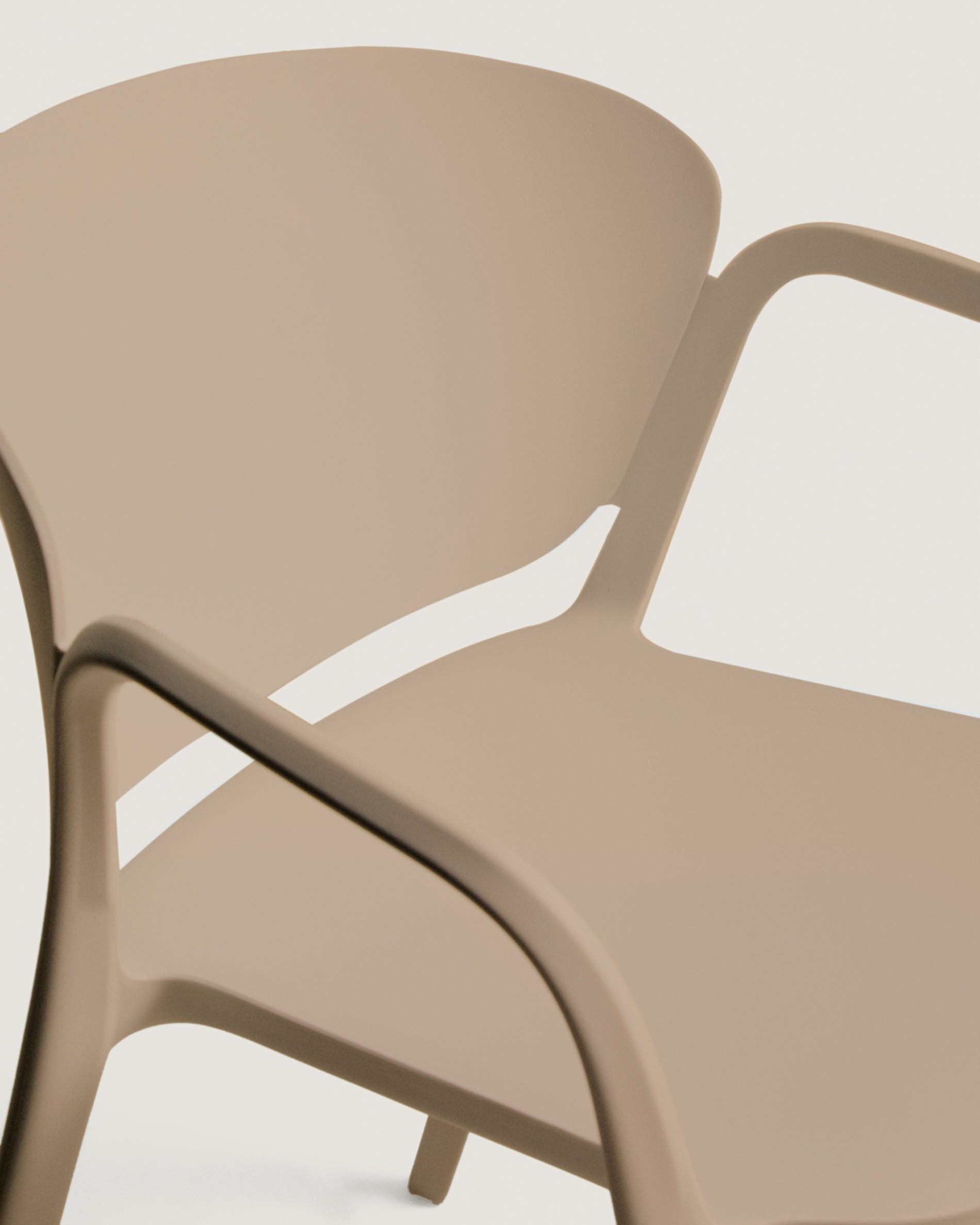 Stapelstuhl Ania in beige, zu 100 % für die Outdoor-Verwendung geeignet in Beige präsentiert im Onlineshop von KAQTU Design AG. Gartenstuhl ist von Kave Home