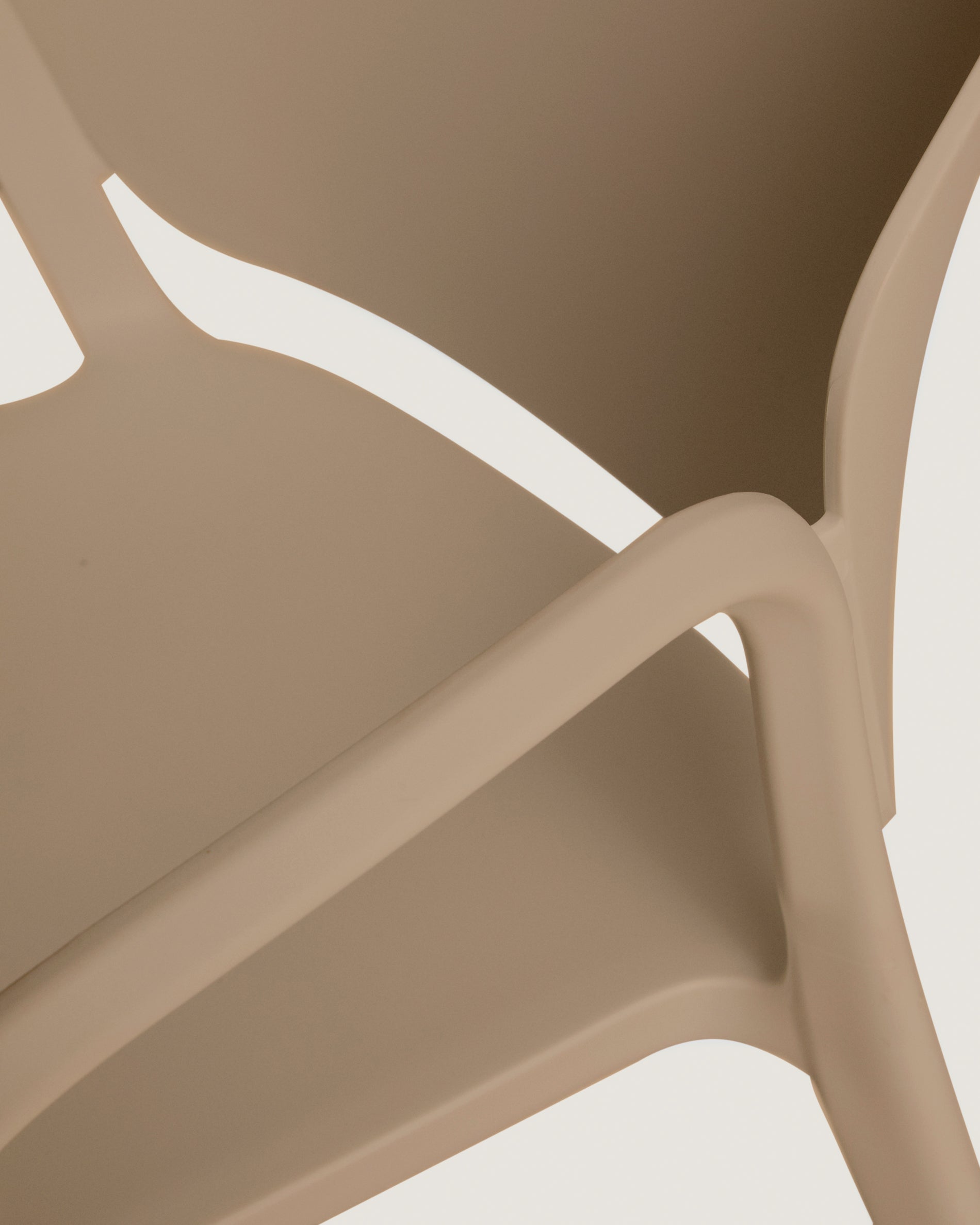 Stapelstuhl Ania in beige, zu 100 % für die Outdoor-Verwendung geeignet in Beige präsentiert im Onlineshop von KAQTU Design AG. Gartenstuhl ist von Kave Home