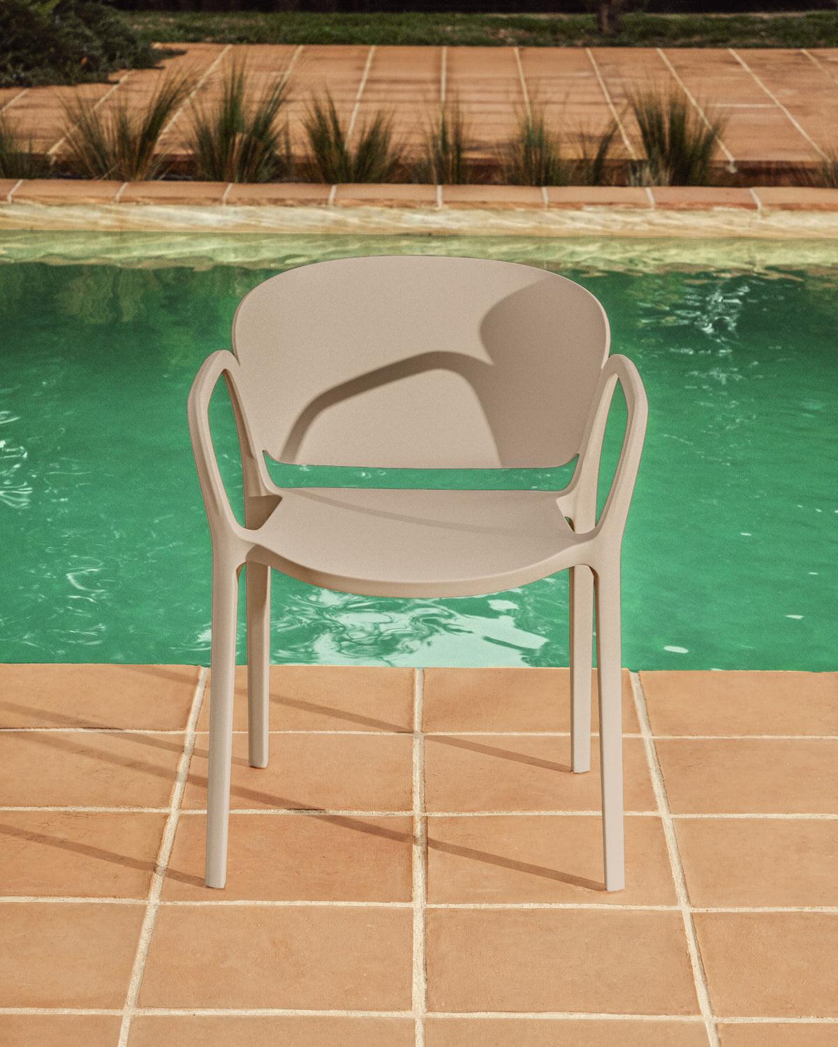 Stapelbarer Outdoor-Stuhl Ania in Beige in Beige, Ecru präsentiert im Onlineshop von KAQTU Design AG. Gartenstuhl ist von Kave Home