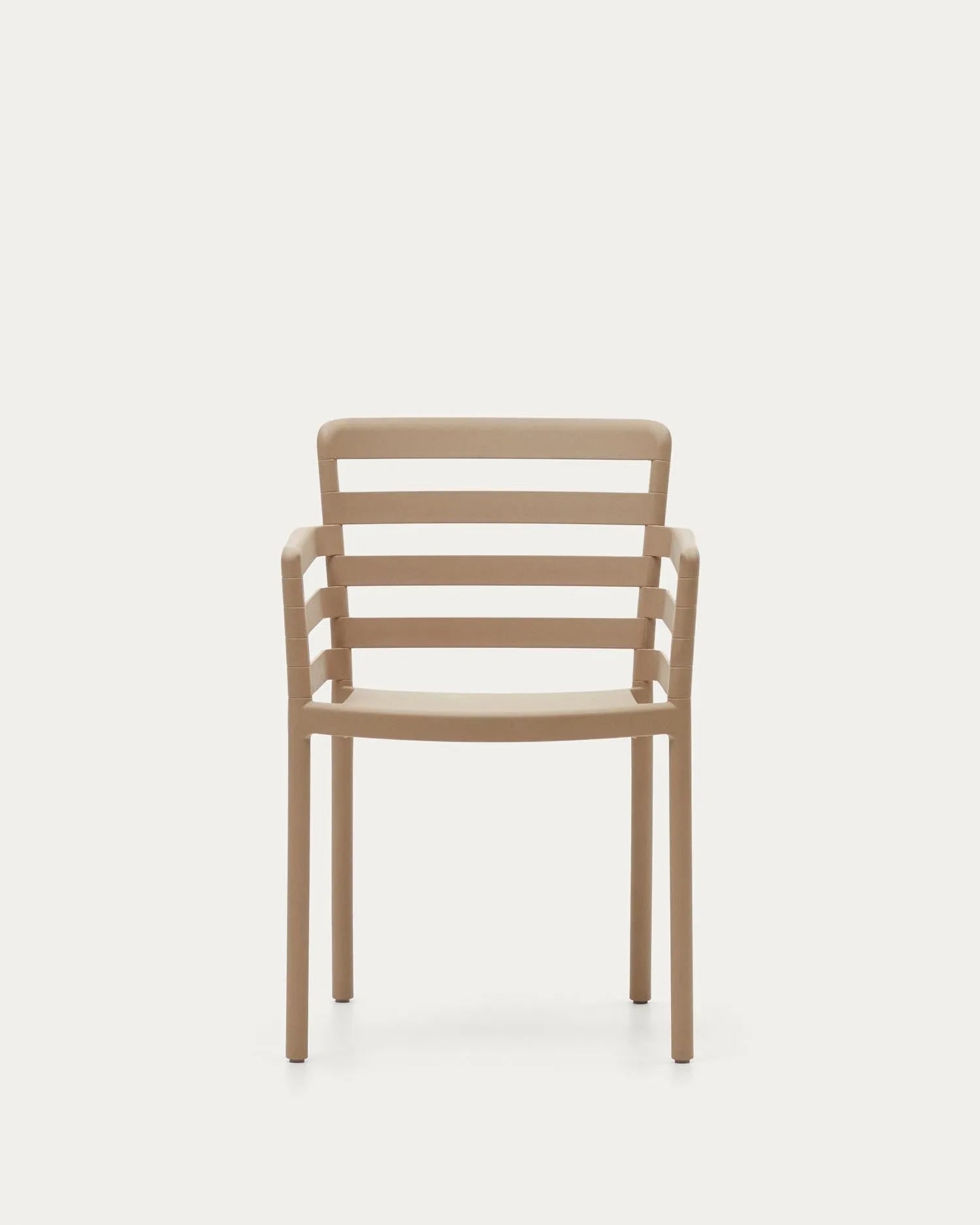 Eleganter, stapelbarer Gartenstuhl aus UV-beständigem Kunststoff in Beige, ideal für stilvolle und flexible Outdoor-Bereiche.
