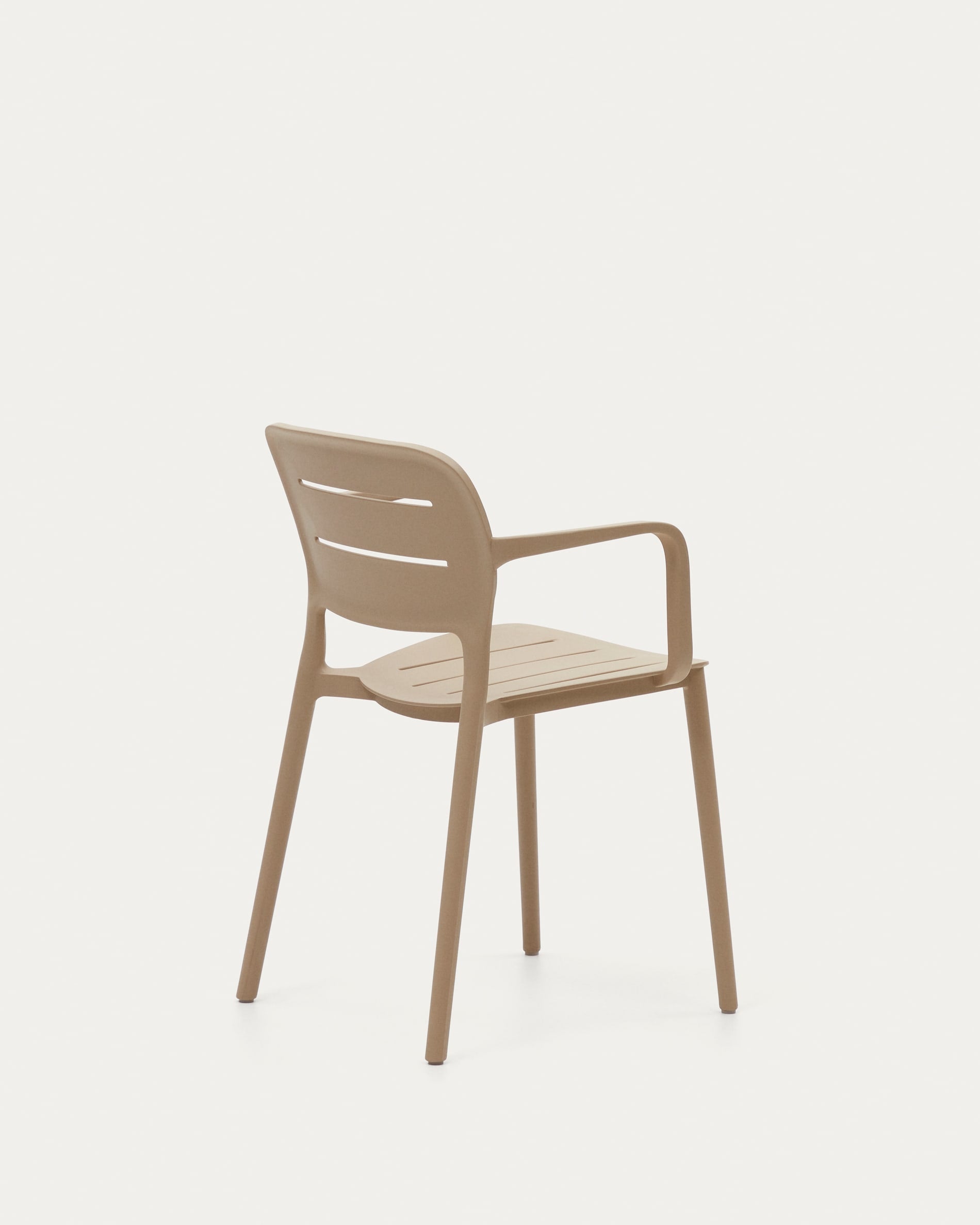 Eleganter stapelbarer Gartenstuhl Morella in Beige von Kave Home. UV-beständig, leicht und ideal für stilvolle Outdoor-Entspannung.