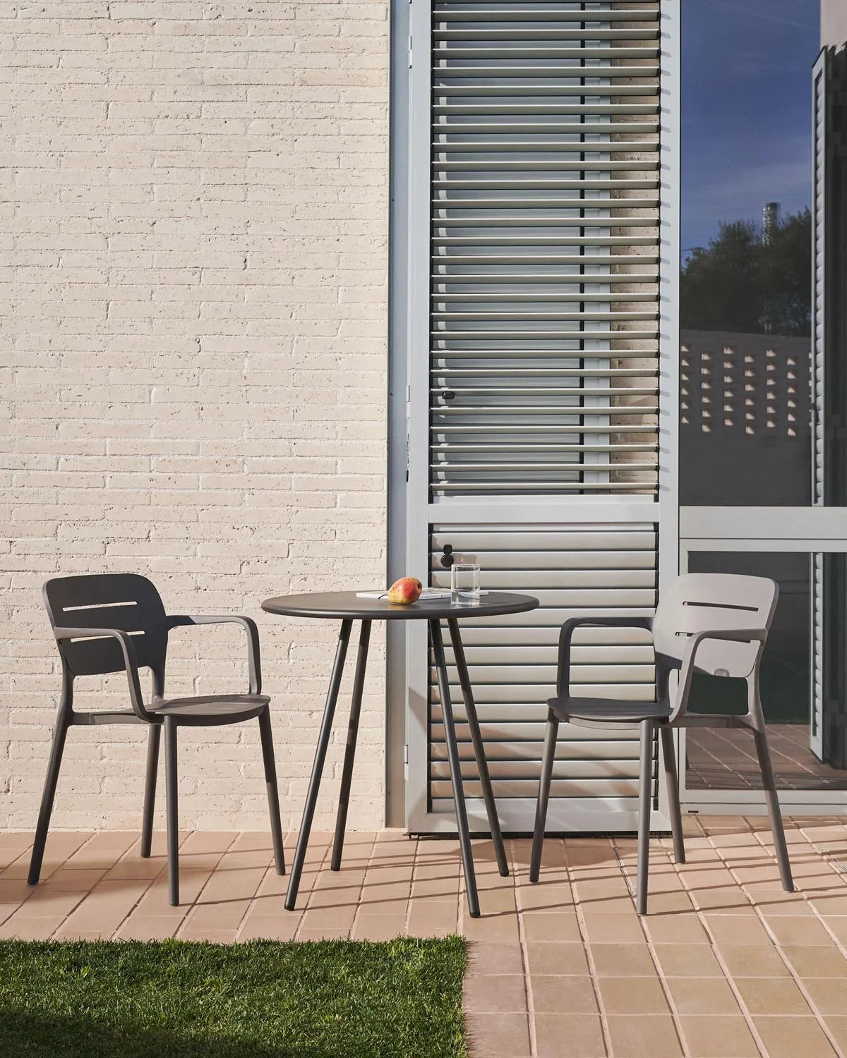 Robuster Morella Outdoor-Stuhl in Grau – stilvoll und funktional.