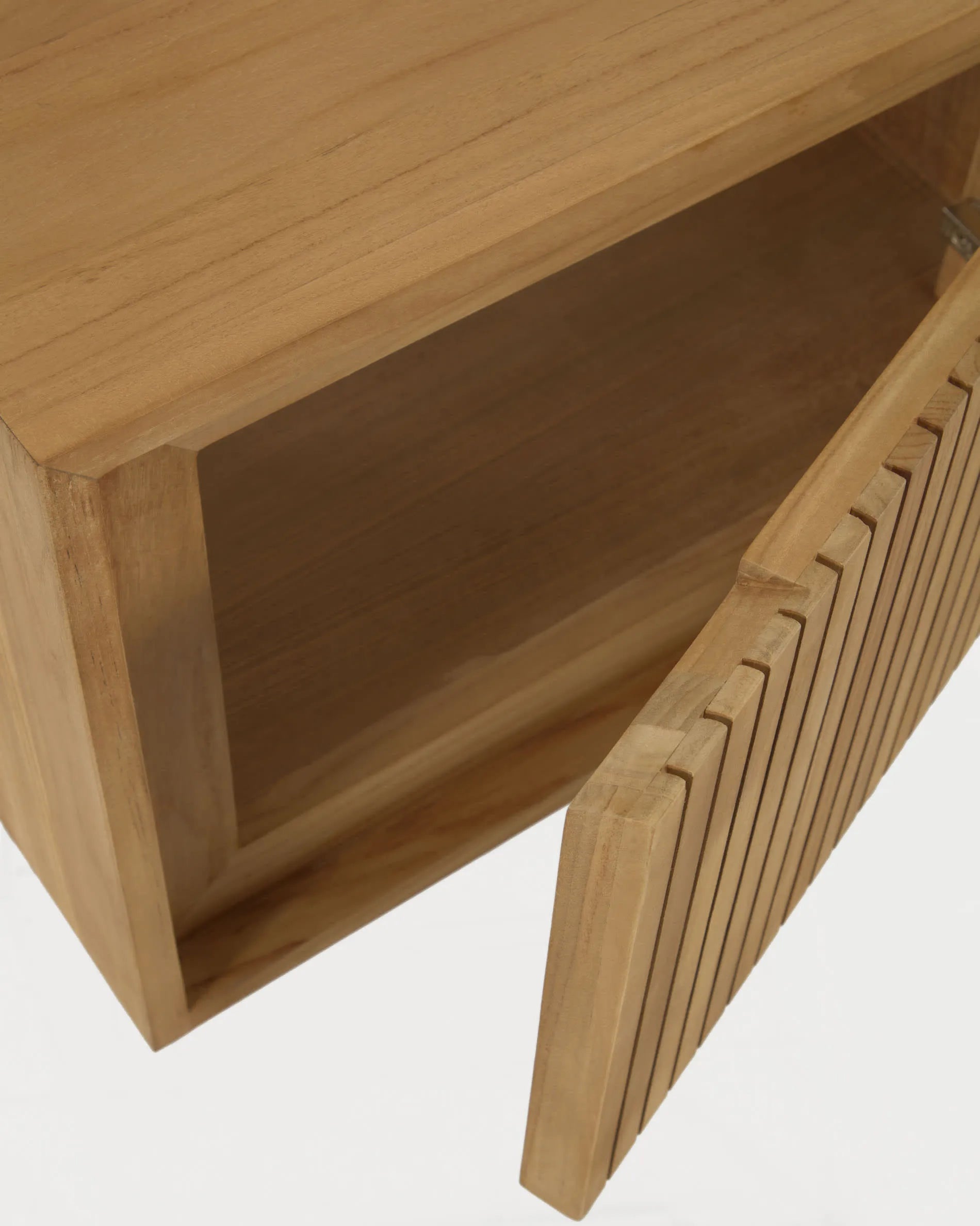 Eleganter Wandschrank aus Teakholz, kompakt und stilvoll, bietet praktischen Stauraum und verleiht Ihrem Bad eine luxuriöse Note.