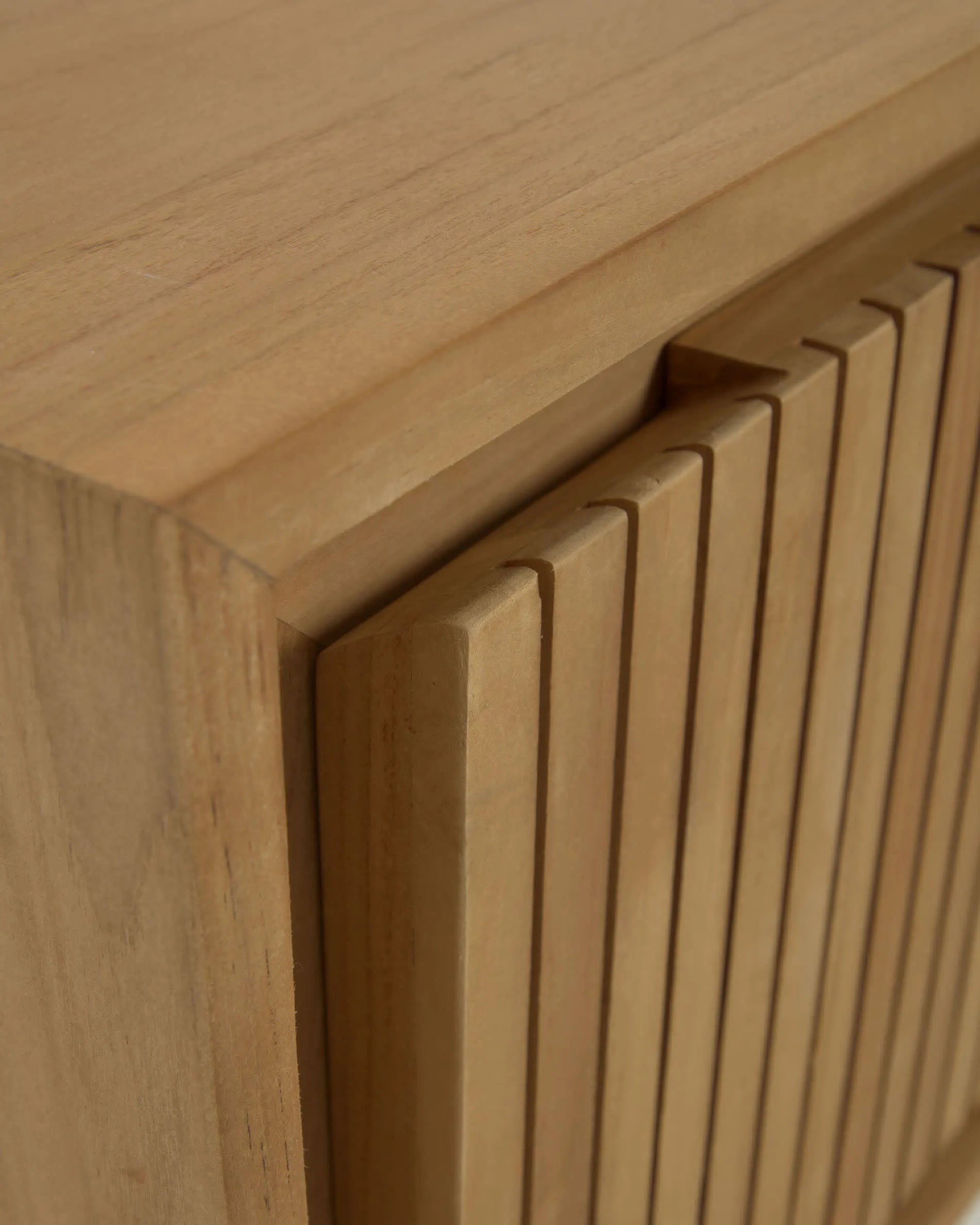 Eleganter Wandschrank aus Teakholz, kompakt und stilvoll, bietet praktischen Stauraum und verleiht Ihrem Bad eine luxuriöse Note.