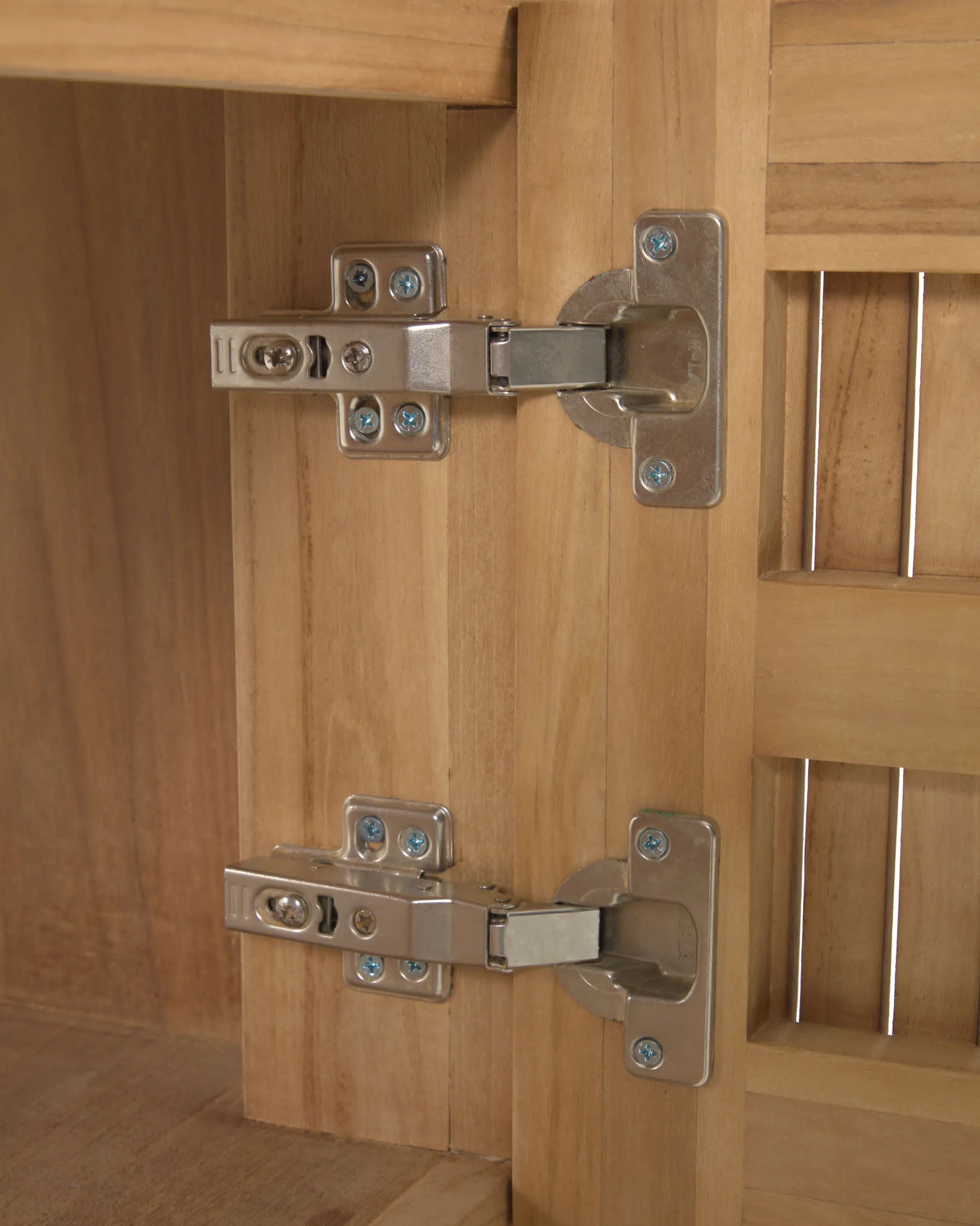 Eleganter Wandschrank aus Teakholz, kompakt und stilvoll, bietet praktischen Stauraum und verleiht Ihrem Bad eine luxuriöse Note.