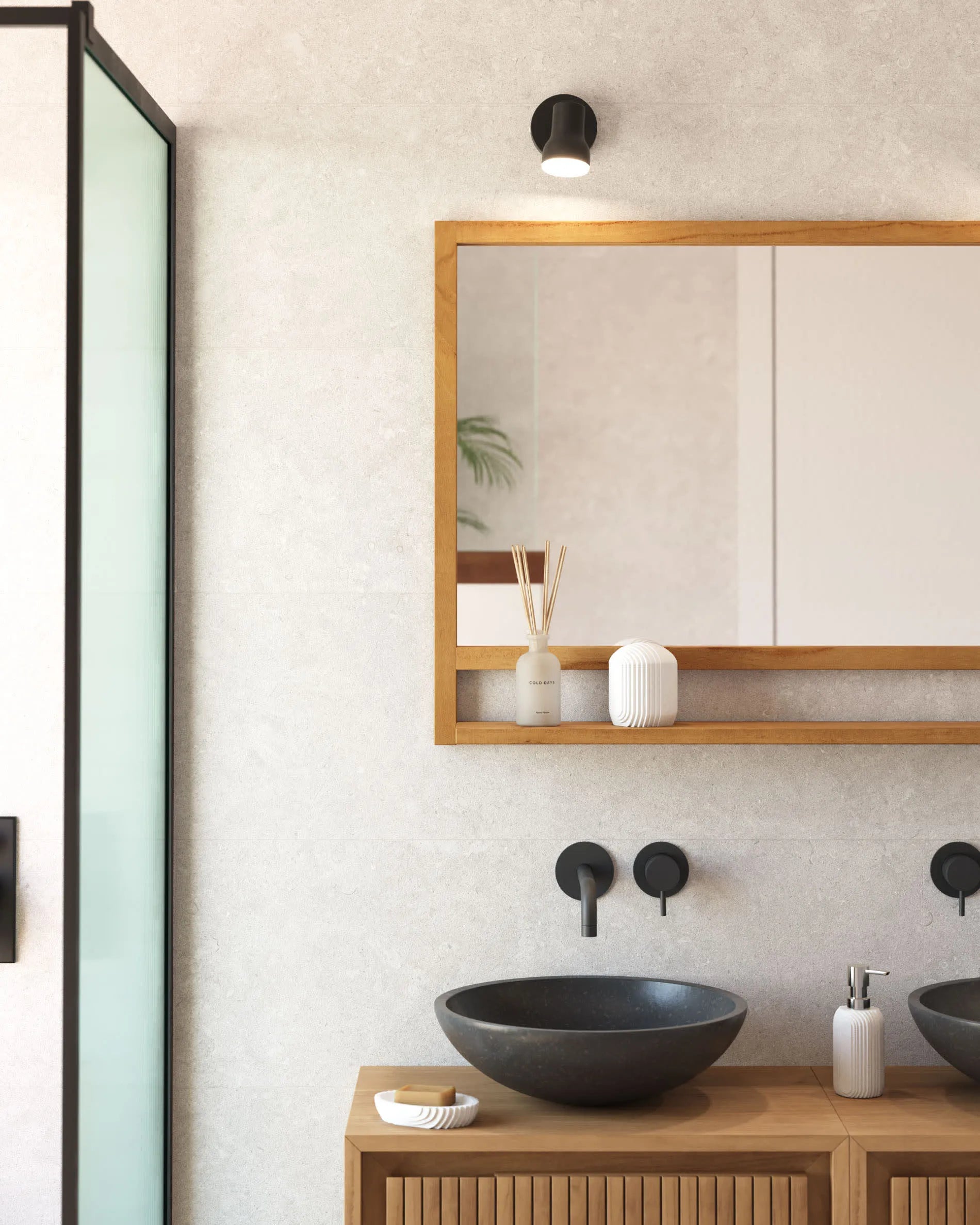 Eleganter Wandschrank aus Teakholz, kompakt und stilvoll, bietet praktischen Stauraum und verleiht Ihrem Bad eine luxuriöse Note.