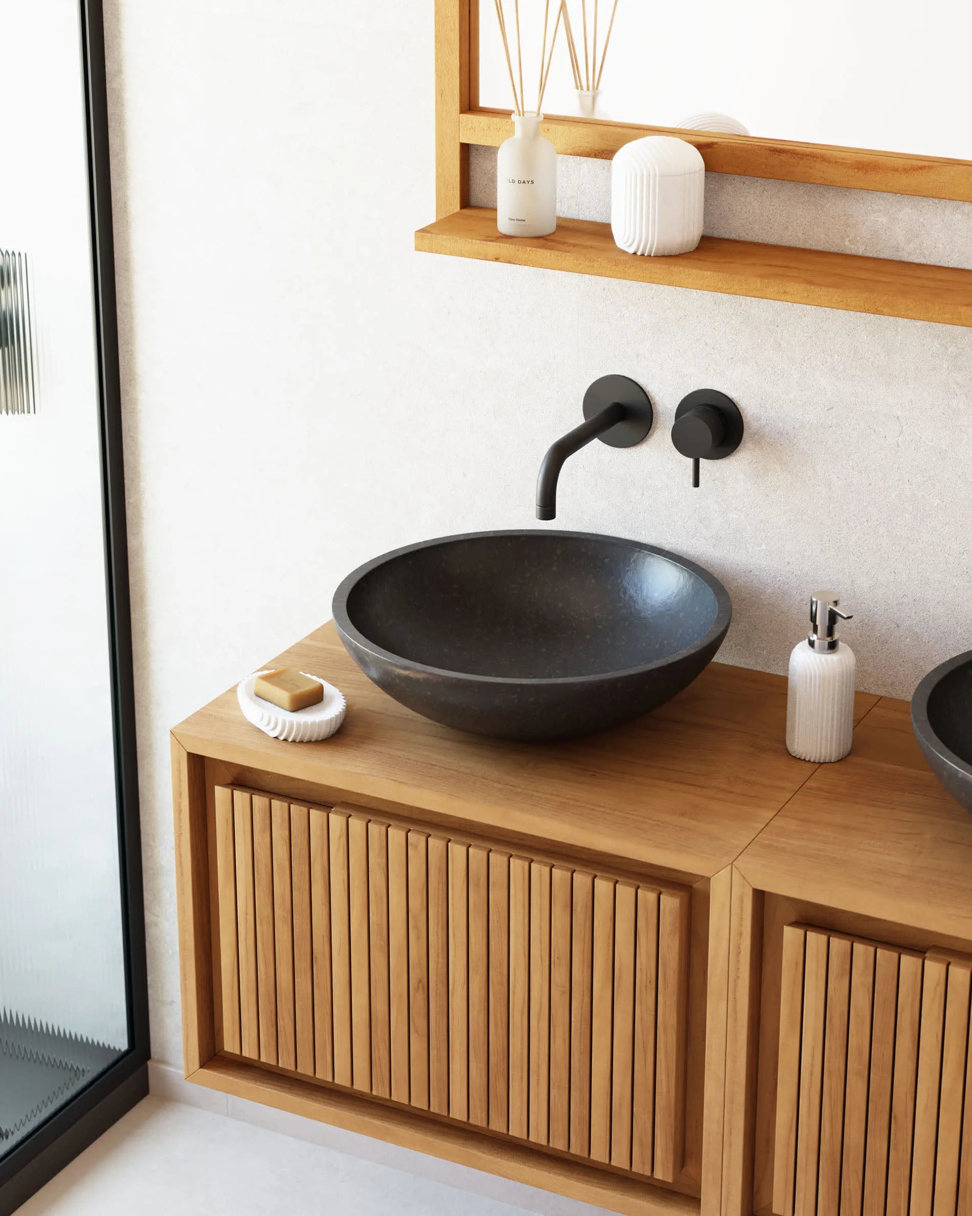 Eleganter Wandschrank aus Teakholz, kompakt und stilvoll, bietet praktischen Stauraum und verleiht Ihrem Bad eine luxuriöse Note.