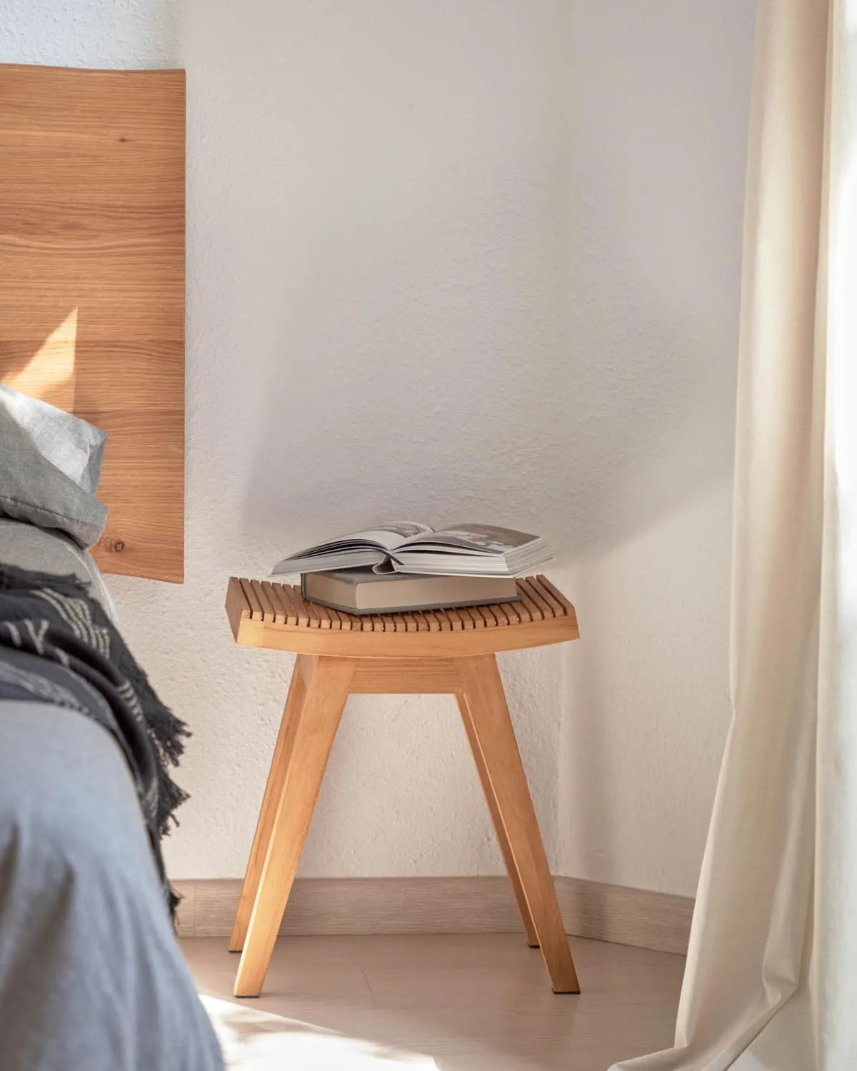Vicentina Teak-Fußstütze: Stilvoller Komfort für Ihr Wohnzimmer.