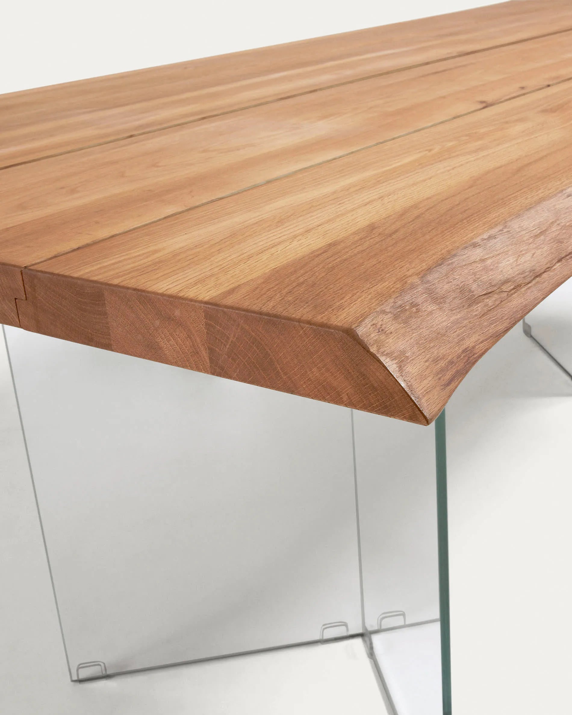 Moderner Tisch mit Eichenfurnier und Glasbeinen, 160x90 cm. Eleganz trifft Funktionalität für stilvolle Esszimmer.