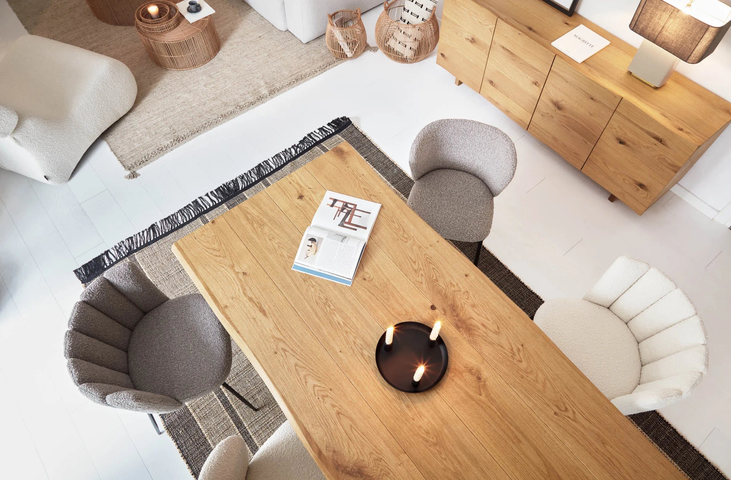 Moderner Tisch mit Eichenfurnier und Glasbeinen, 160x90 cm. Eleganz trifft Funktionalität für stilvolle Esszimmer.