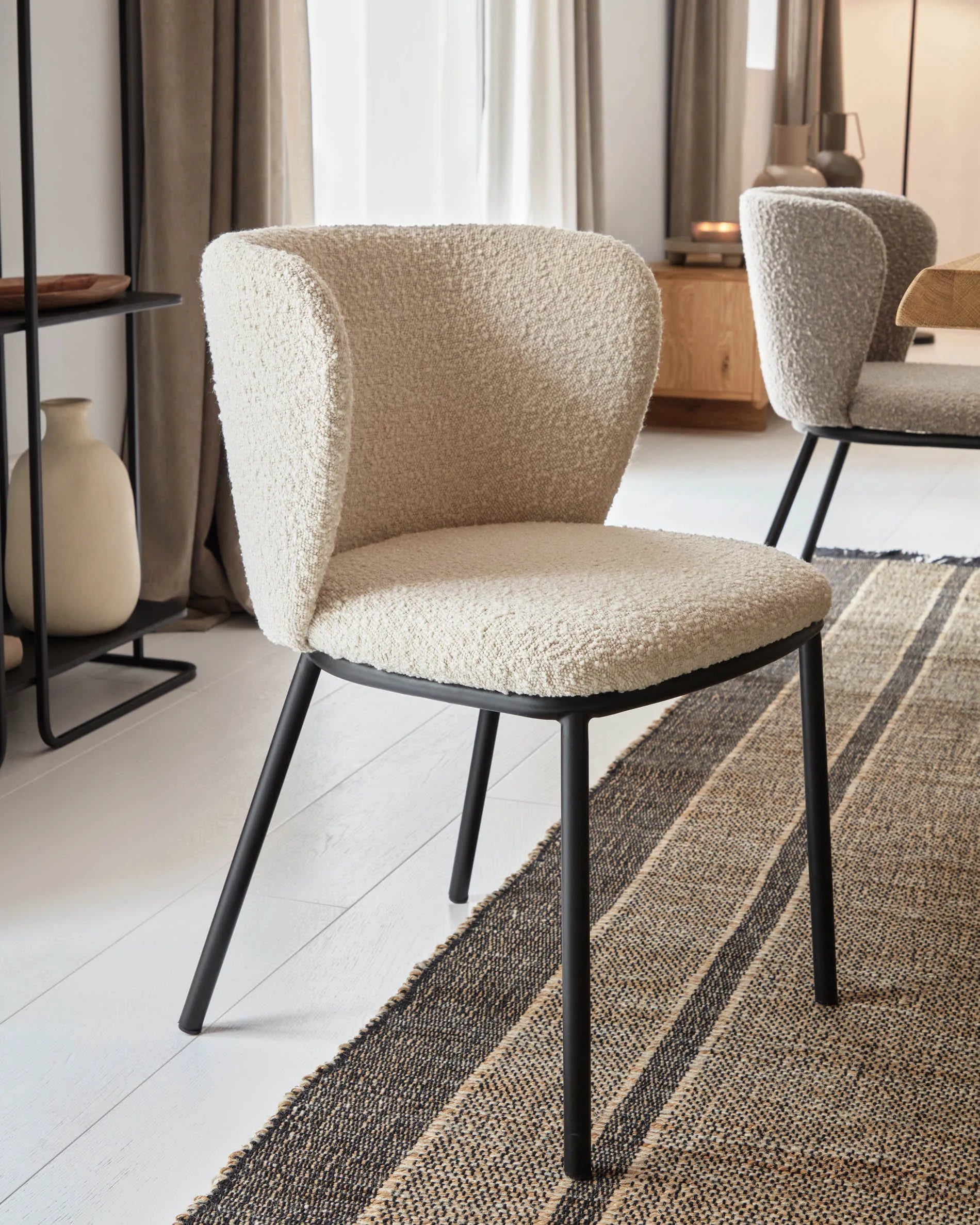 Moderner Tisch mit Eichenfurnier und Glasbeinen, 160x90 cm. Eleganz trifft Funktionalität für stilvolle Esszimmer.