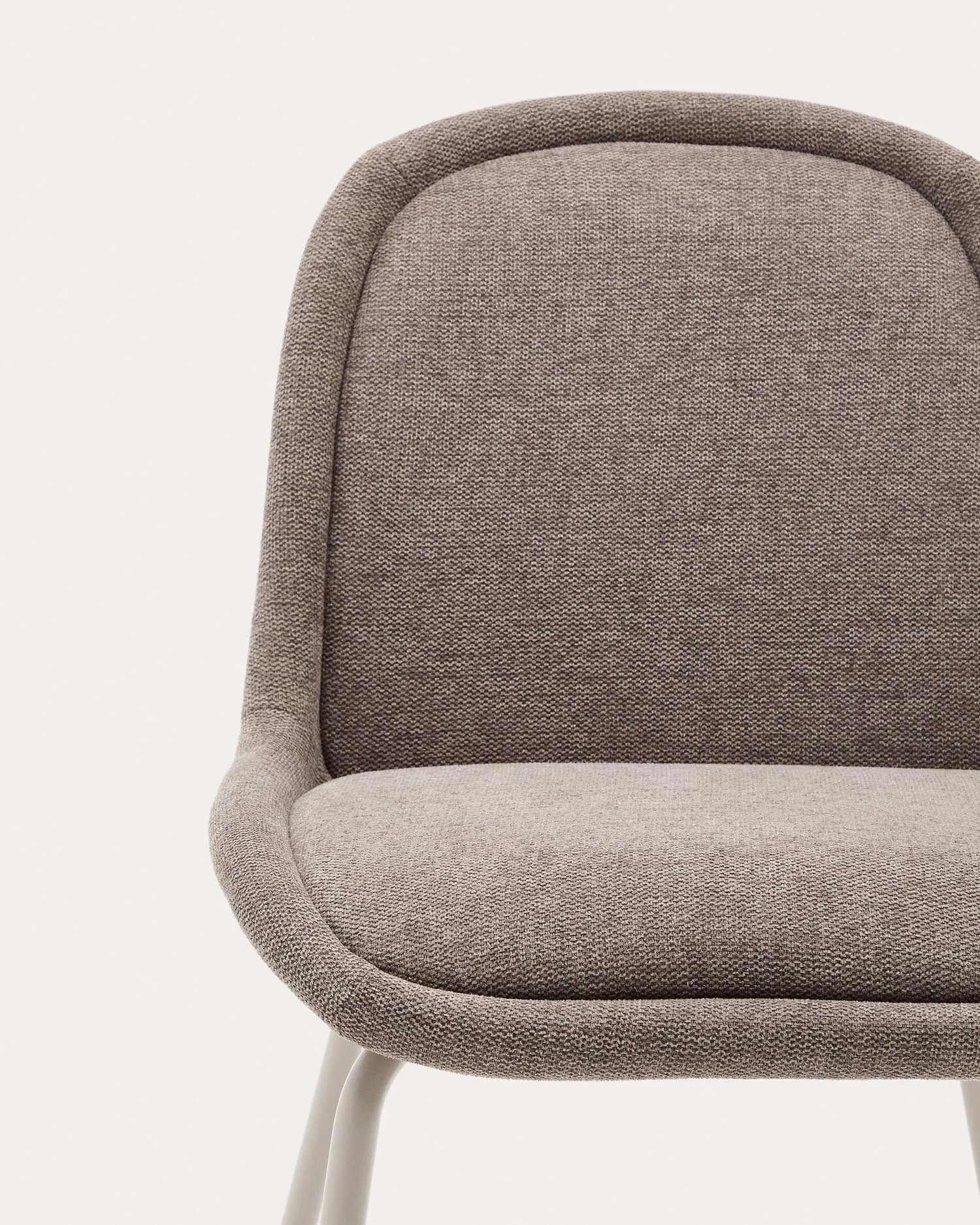 Der Aimin Stuhl vereint elegantes Design mit Komfort: hellbrauner Chenille-Bezug, stabile Stahlbeine, FSC-zertifiziert, ideal für jeden Raum.