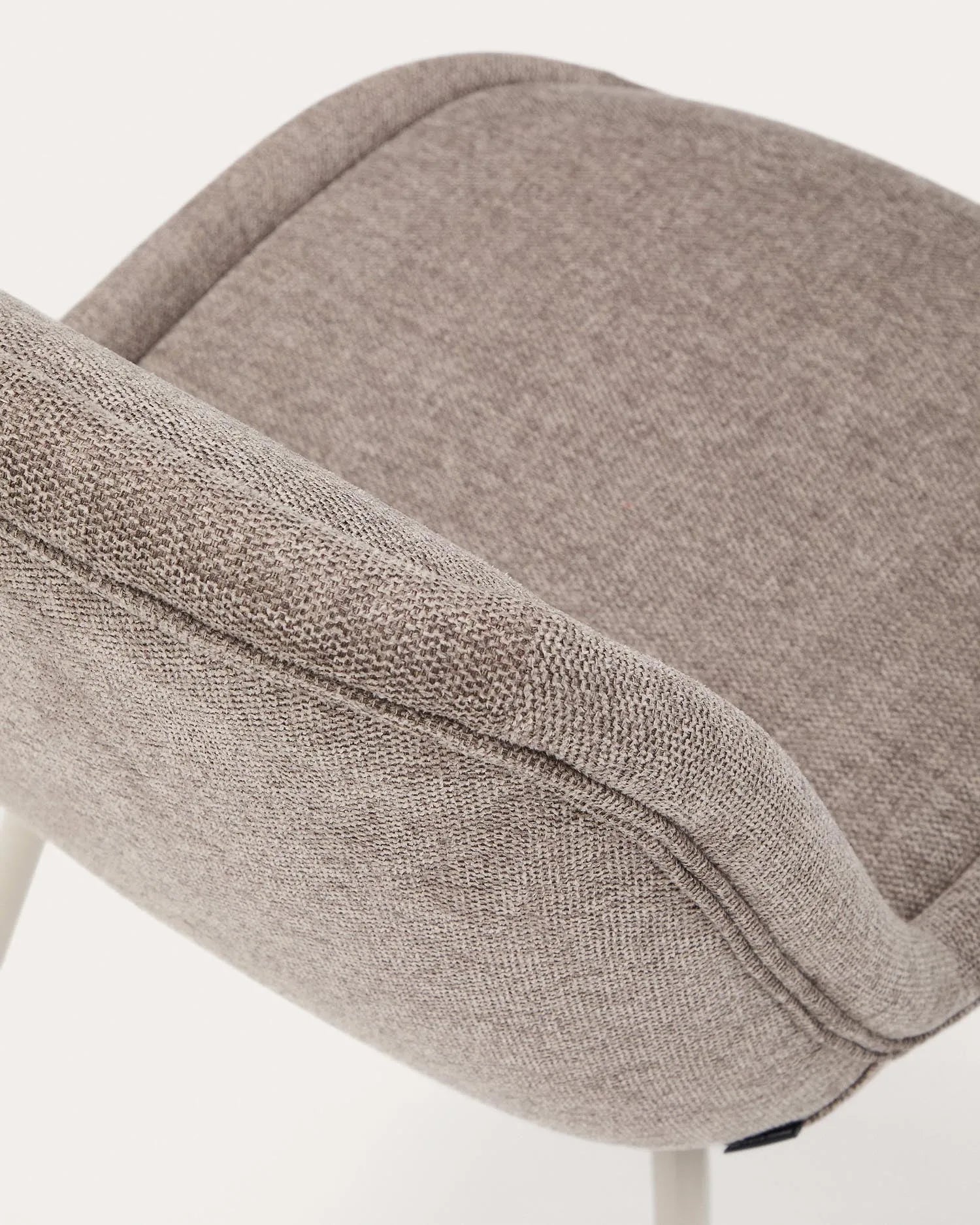 Der Aimin Stuhl vereint elegantes Design mit Komfort: hellbrauner Chenille-Bezug, stabile Stahlbeine, FSC-zertifiziert, ideal für jeden Raum.