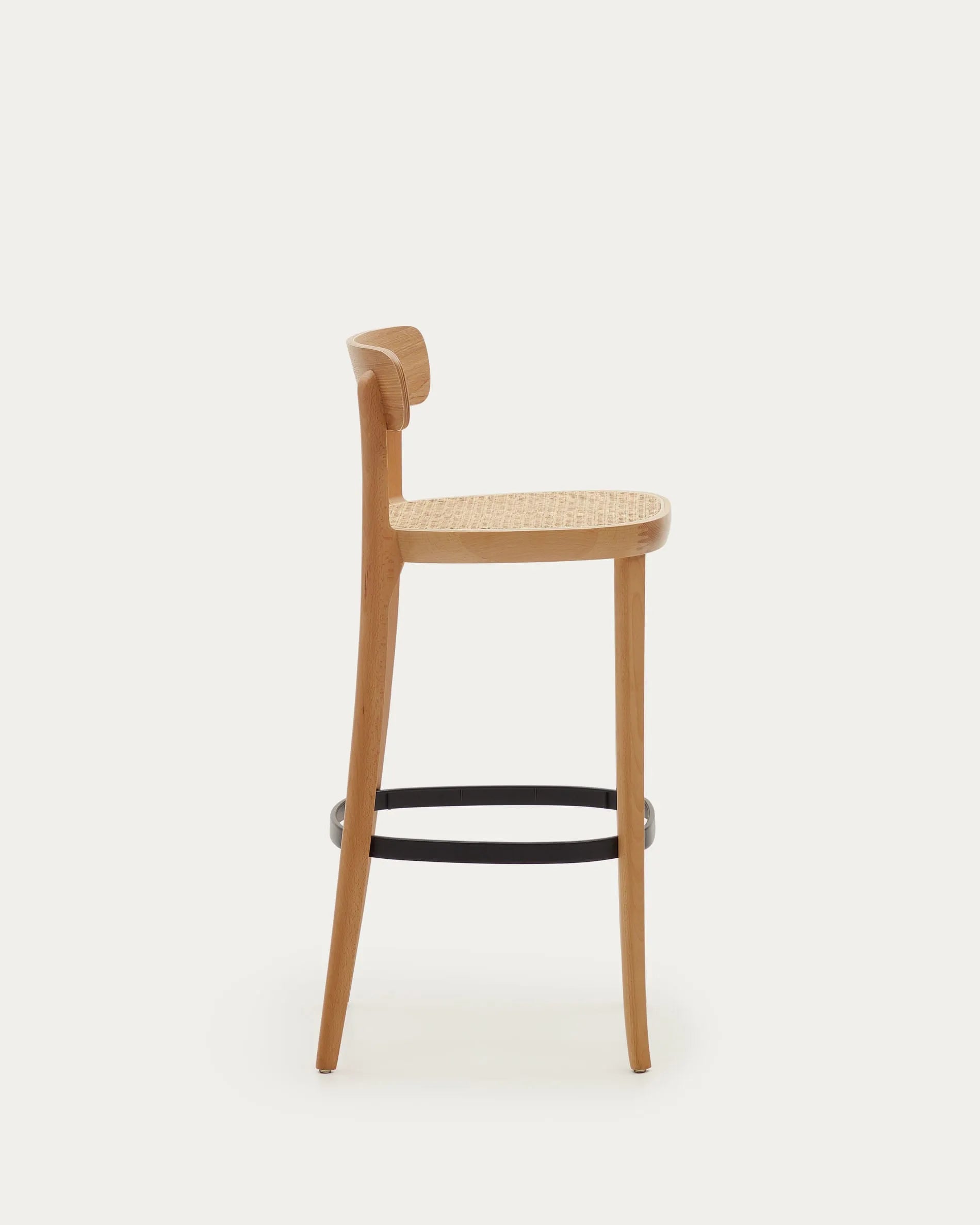 Der Romane Hocker vereint Buchenholz, Eschenfurnier und Rattan zu einem eleganten, stabilen Sitzmöbel für moderne Kücheninseln.