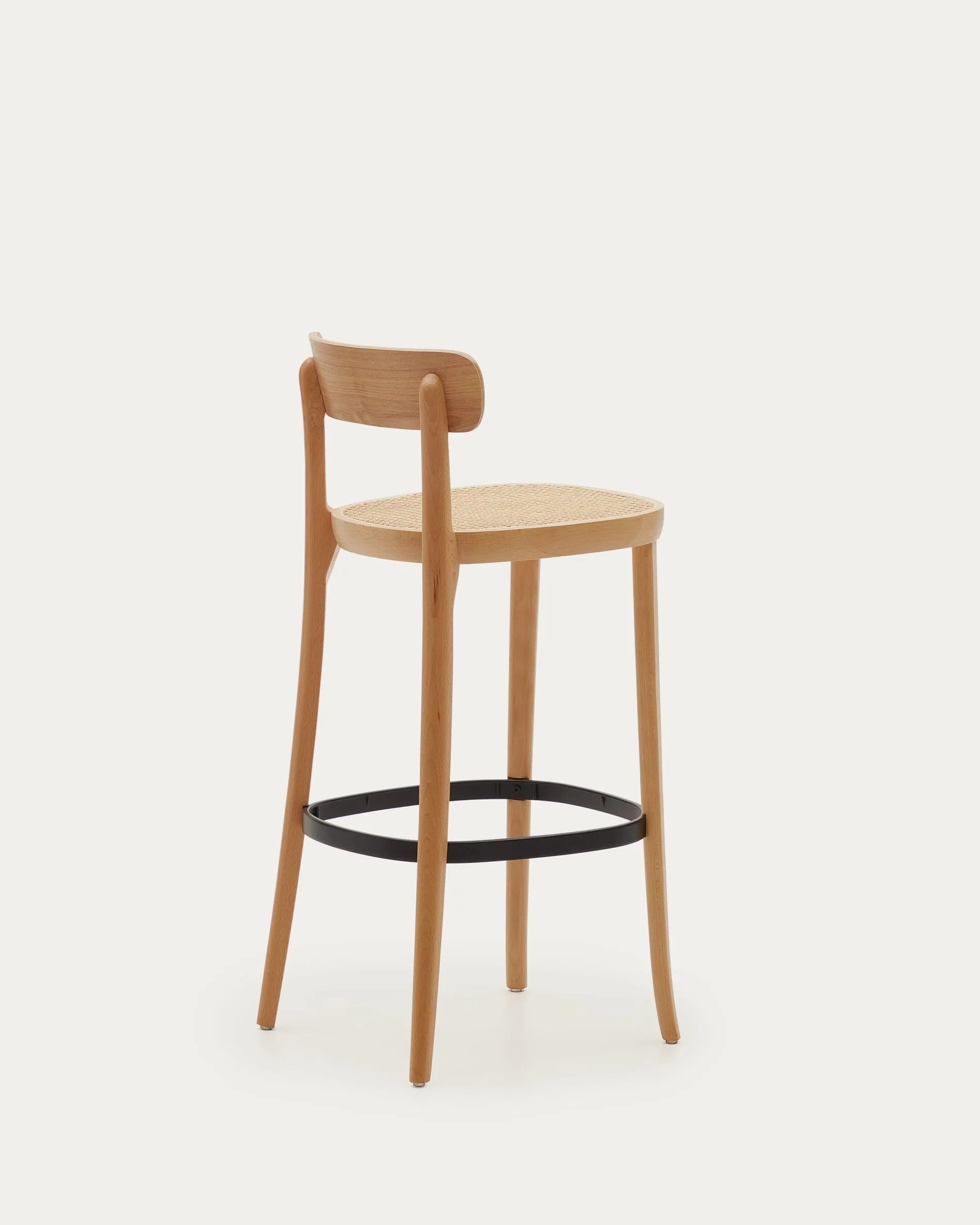 Der Romane Hocker vereint Buchenholz, Eschenfurnier und Rattan zu einem eleganten, stabilen Sitzmöbel für moderne Kücheninseln.