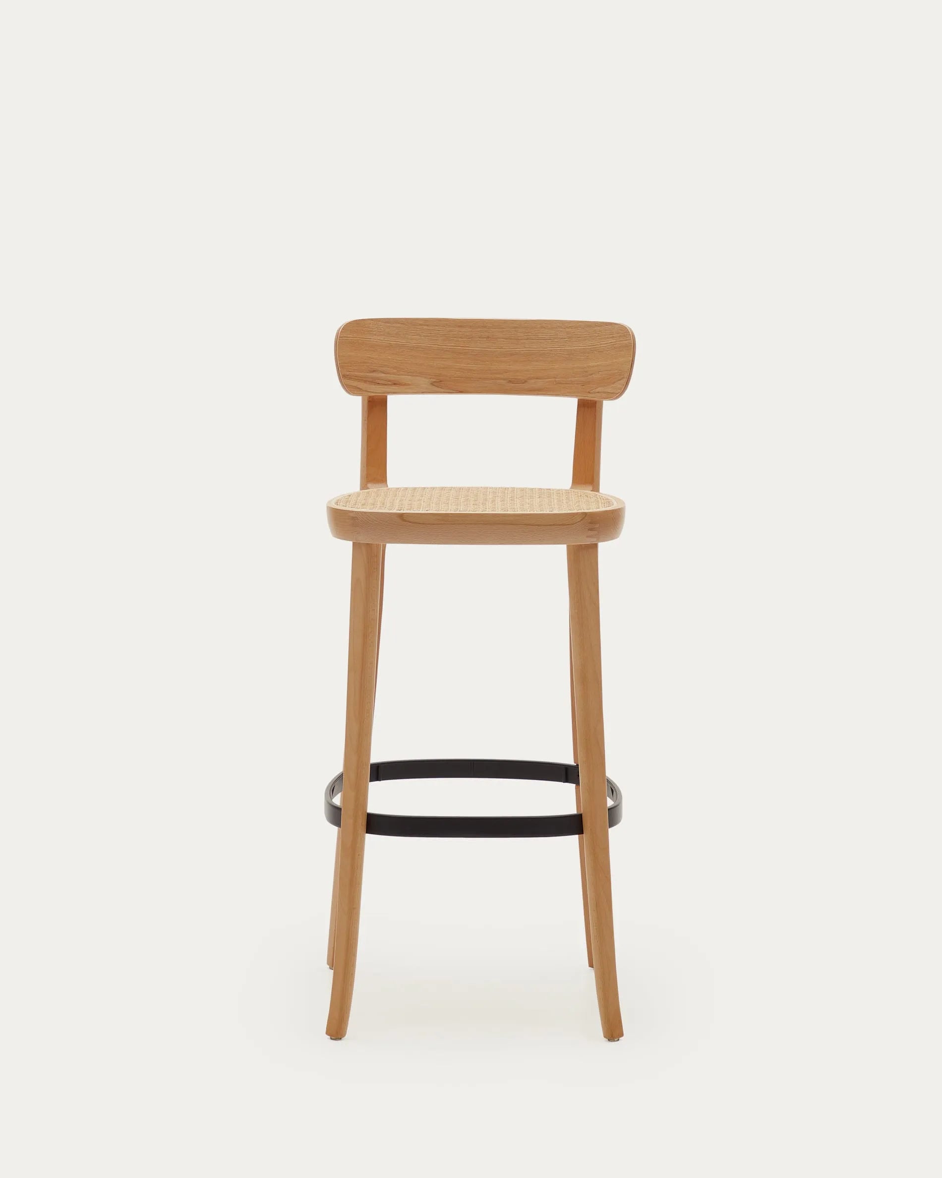 Der Romane Hocker vereint Buchenholz, Eschenfurnier und Rattan zu einem eleganten, stabilen Sitzmöbel für moderne Kücheninseln.