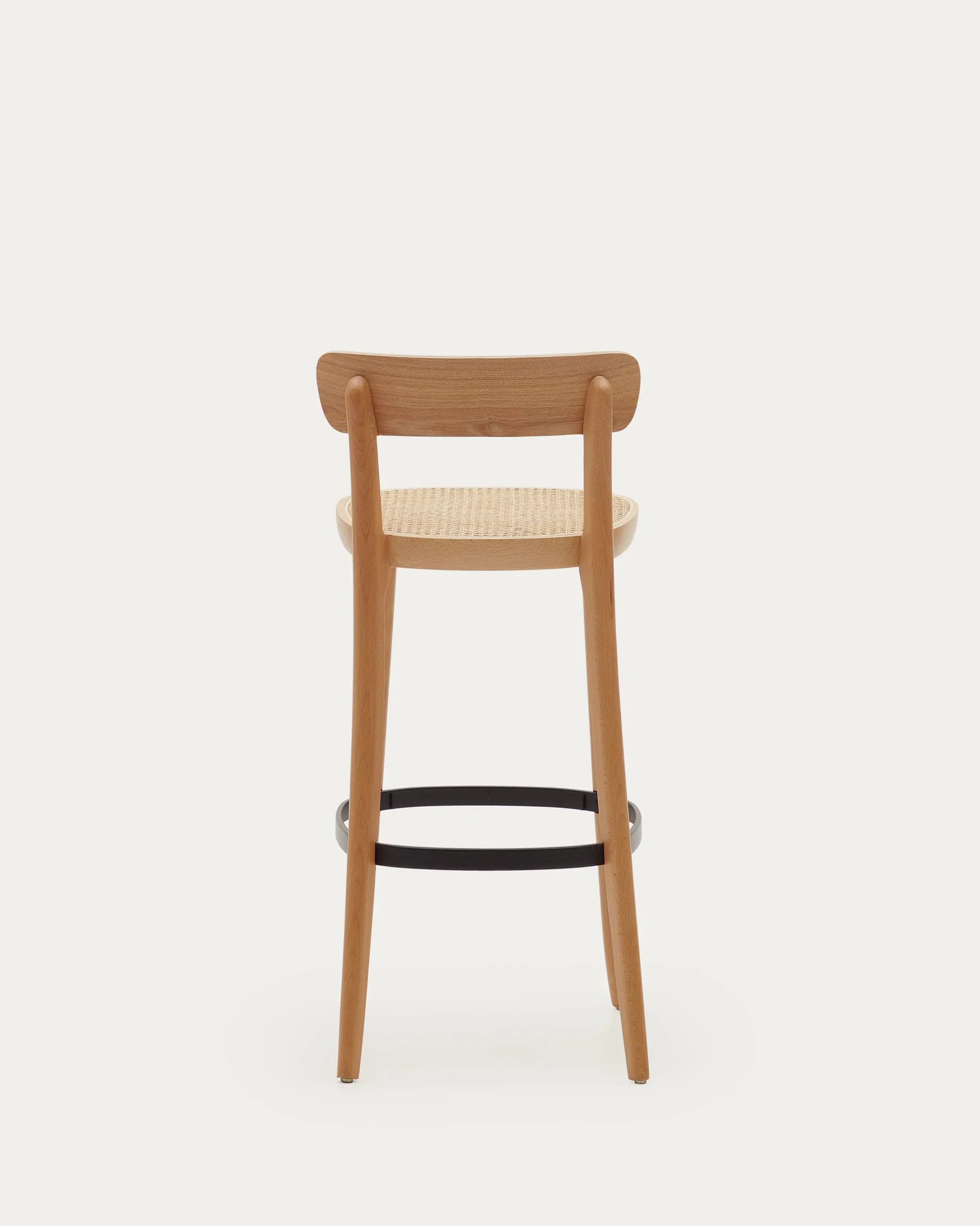 Der Romane Hocker vereint Buchenholz, Eschenfurnier und Rattan zu einem eleganten, stabilen Sitzmöbel für moderne Kücheninseln.