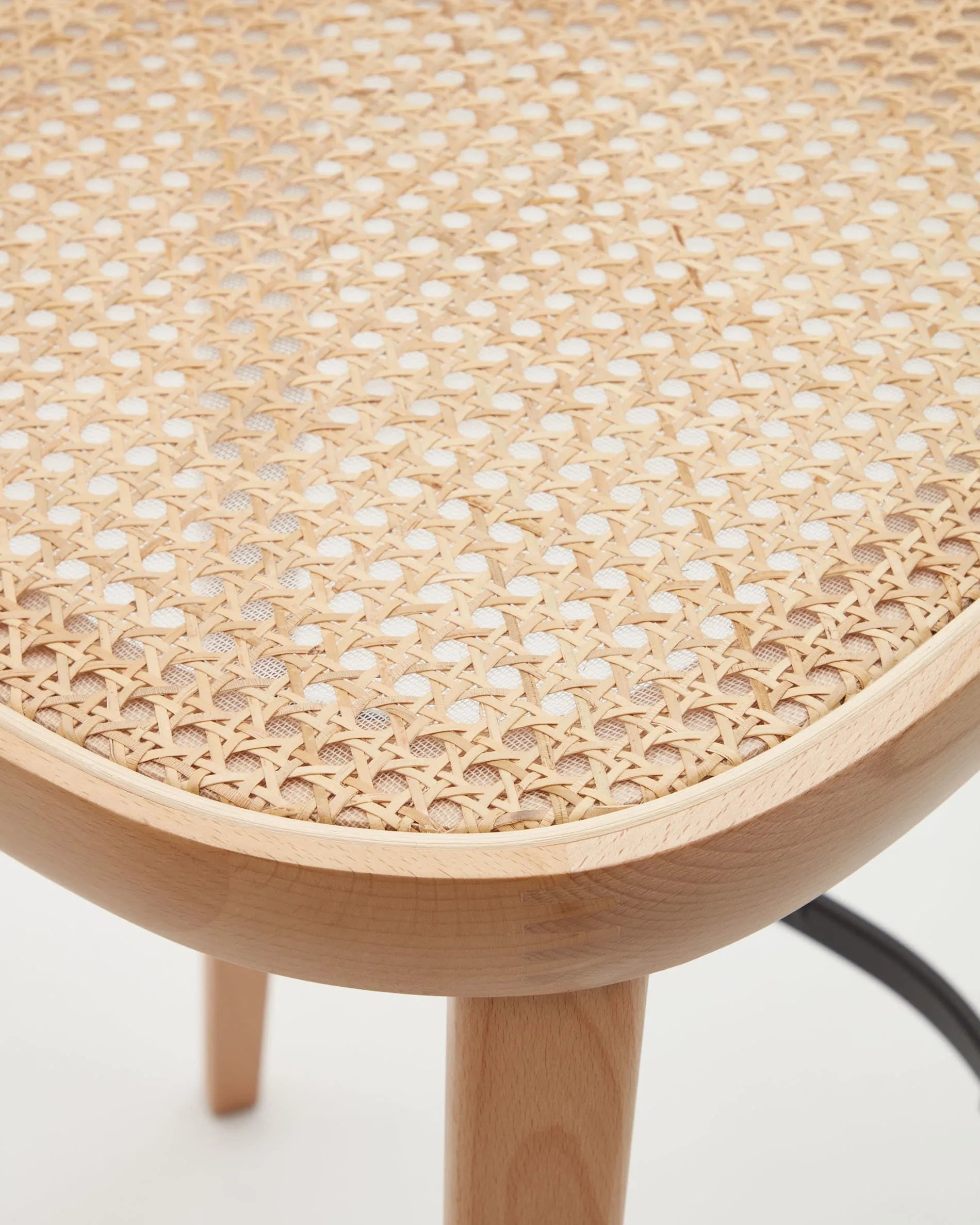 Der Romane Hocker vereint Buchenholz, Eschenfurnier und Rattan zu einem eleganten, stabilen Sitzmöbel für moderne Kücheninseln.