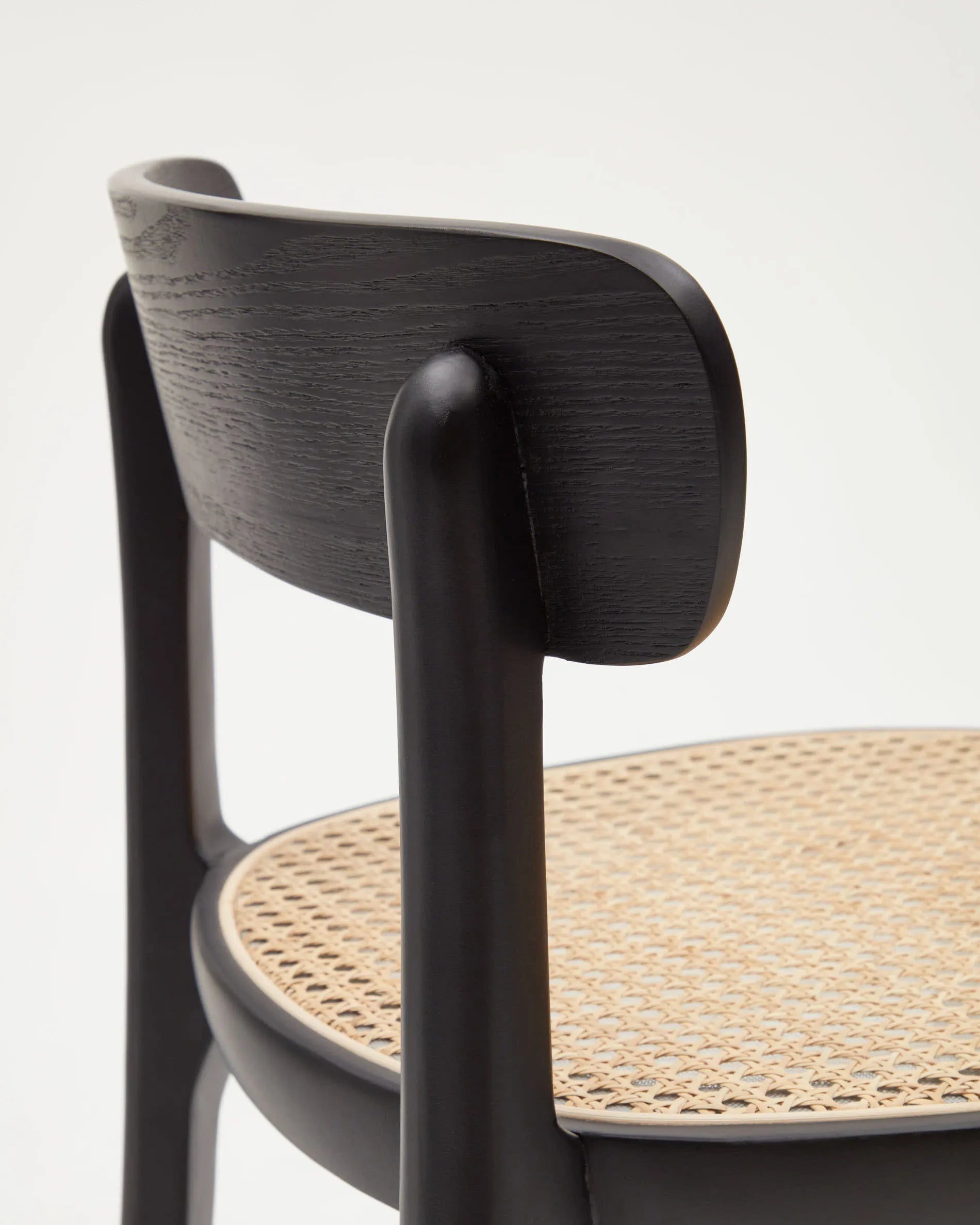Eleganter Hocker aus Buchenholz mit schwarzem Finish, Eschenfurnier und Rattansitz, ideal für moderne Wohnräume, 75 cm hoch.