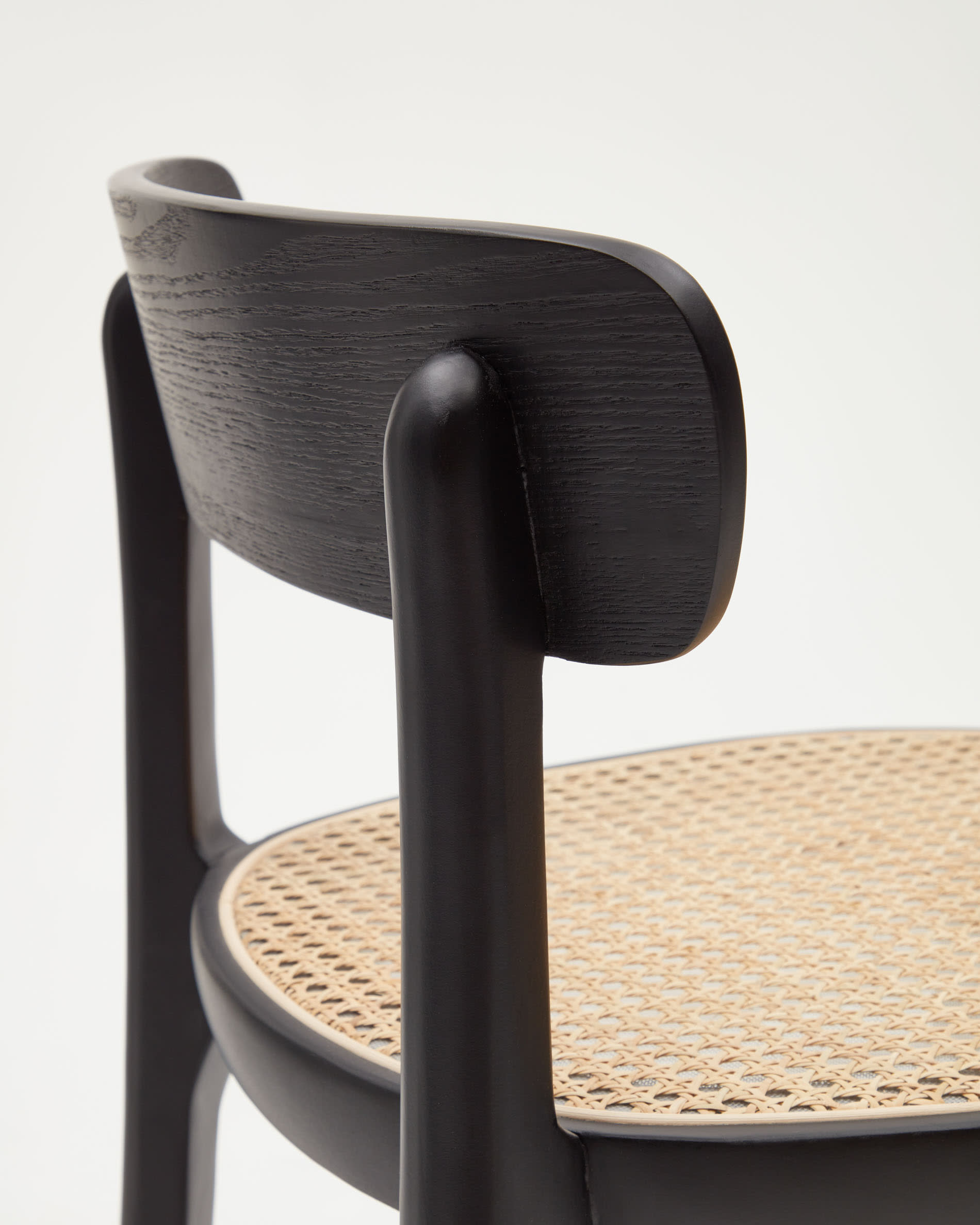 Moderner Romane Hocker aus Buchenholz mit schwarzem Finish, Eschenfurnier und Rattan, 75 cm hoch, perfekt für zeitgemäße Einrichtungen.