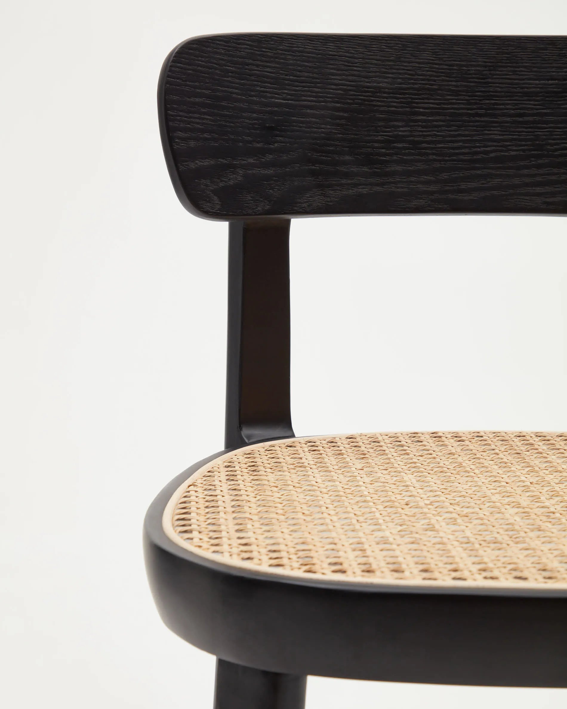 Eleganter Hocker aus Buchenholz mit schwarzem Finish, Eschenfurnier und Rattansitz, ideal für moderne Wohnräume, 75 cm hoch.