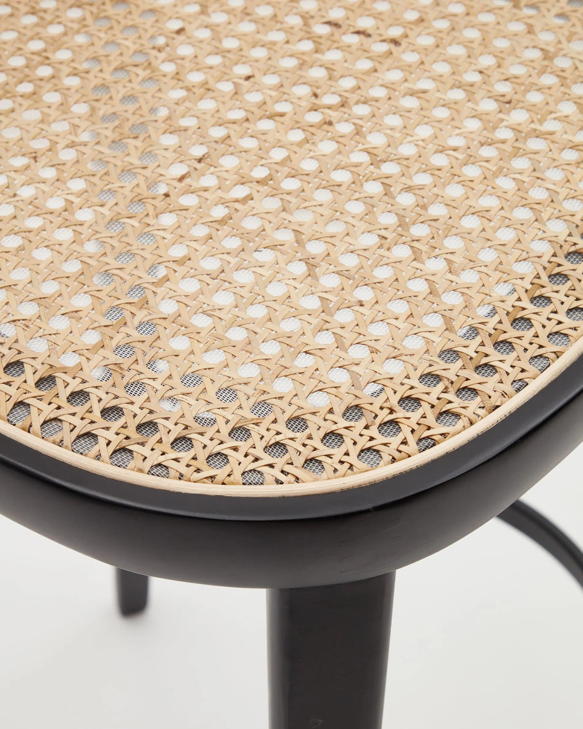 Eleganter Hocker aus Buchenholz mit schwarzem Finish, Eschenfurnier und Rattansitz, ideal für moderne Wohnräume, 75 cm hoch.