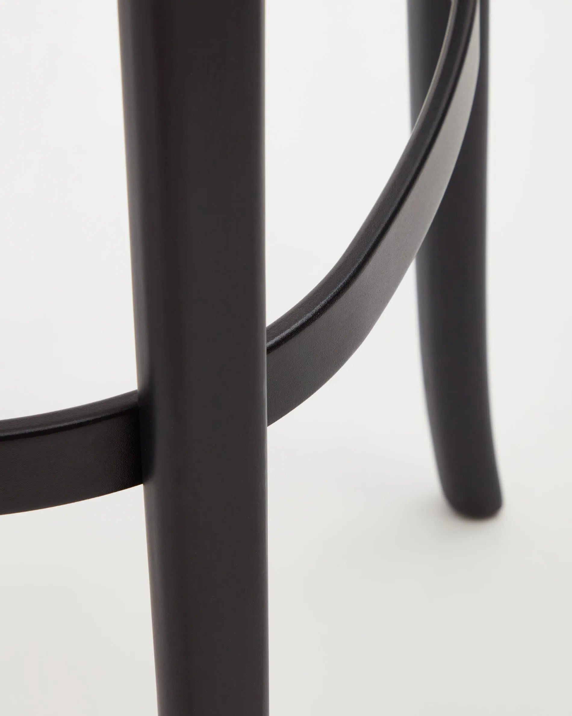 Eleganter Hocker aus Buchenholz mit schwarzem Finish, Eschenfurnier und Rattansitz, ideal für moderne Wohnräume, 75 cm hoch.