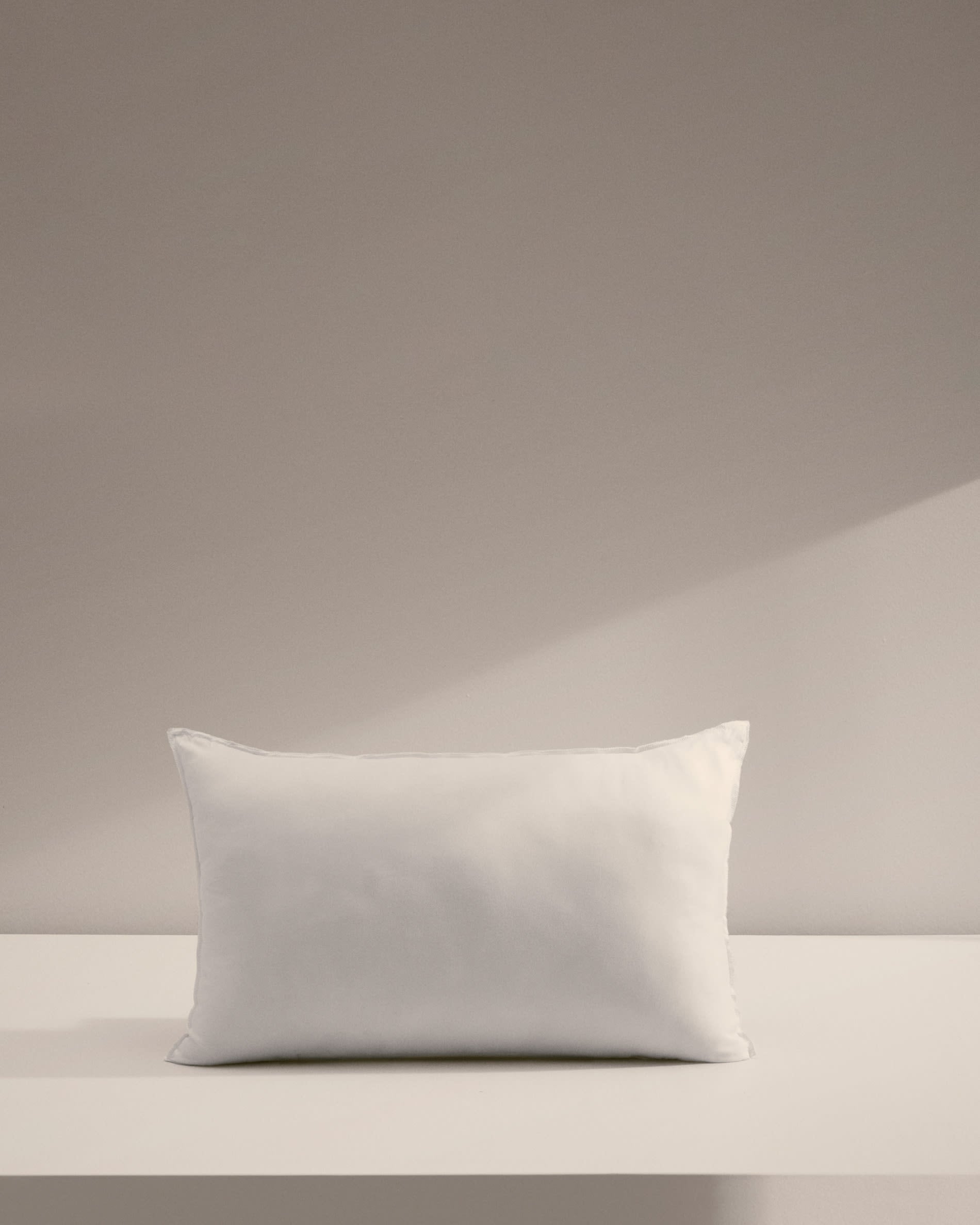Kave Home Fluff Kissenfüllung, ideal für 40x60 cm Bezüge. Perfekt für Komfort und stilvolle Wohnraumgestaltung.