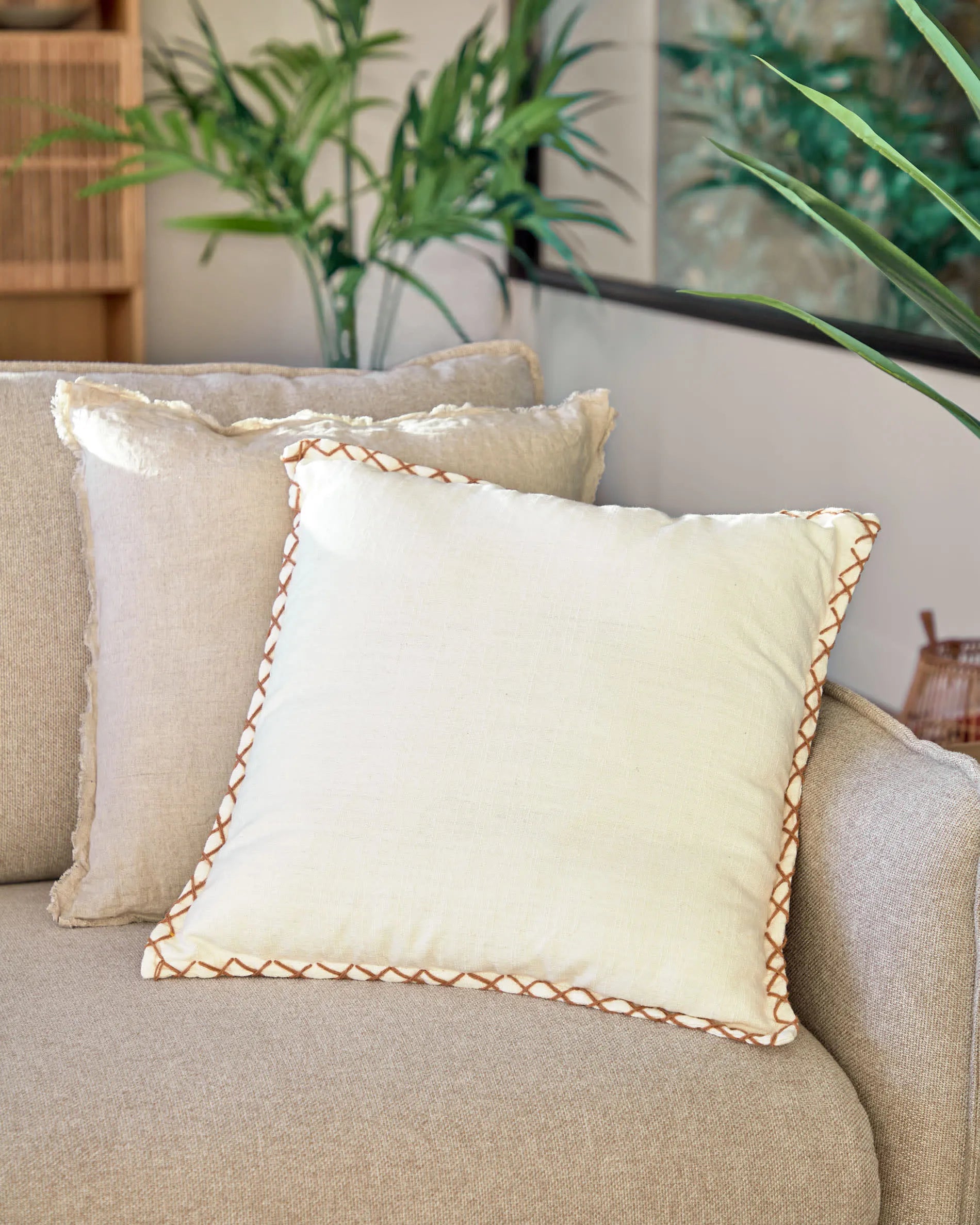 Die Fluff Kissenfüllung 45 x 45 cm von Kave Home bietet optimalen Komfort und Formbeständigkeit für Ihre Kissen.