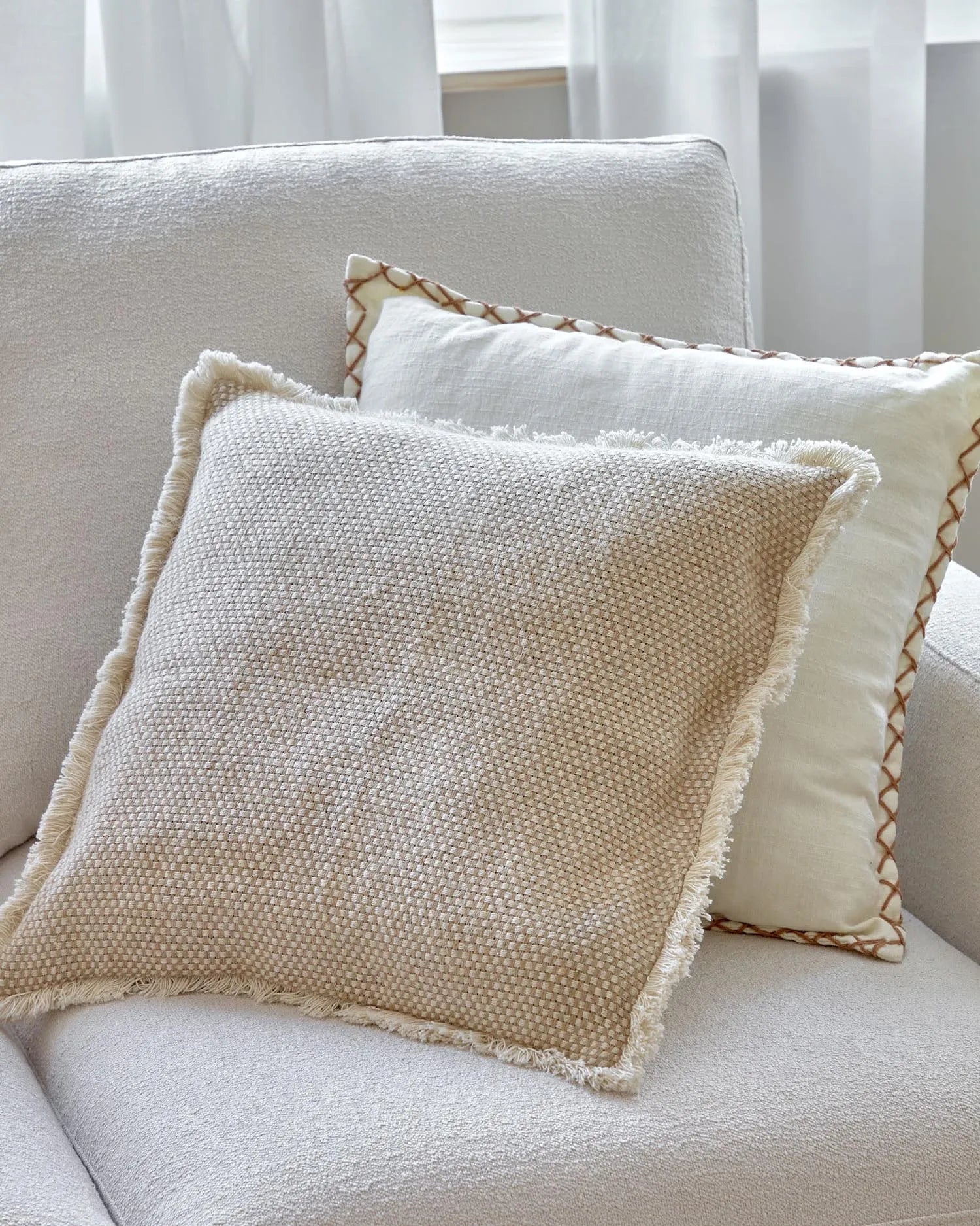 Die Fluff Kissenfüllung 45 x 45 cm von Kave Home bietet optimalen Komfort und Formbeständigkeit für Ihre Kissen.