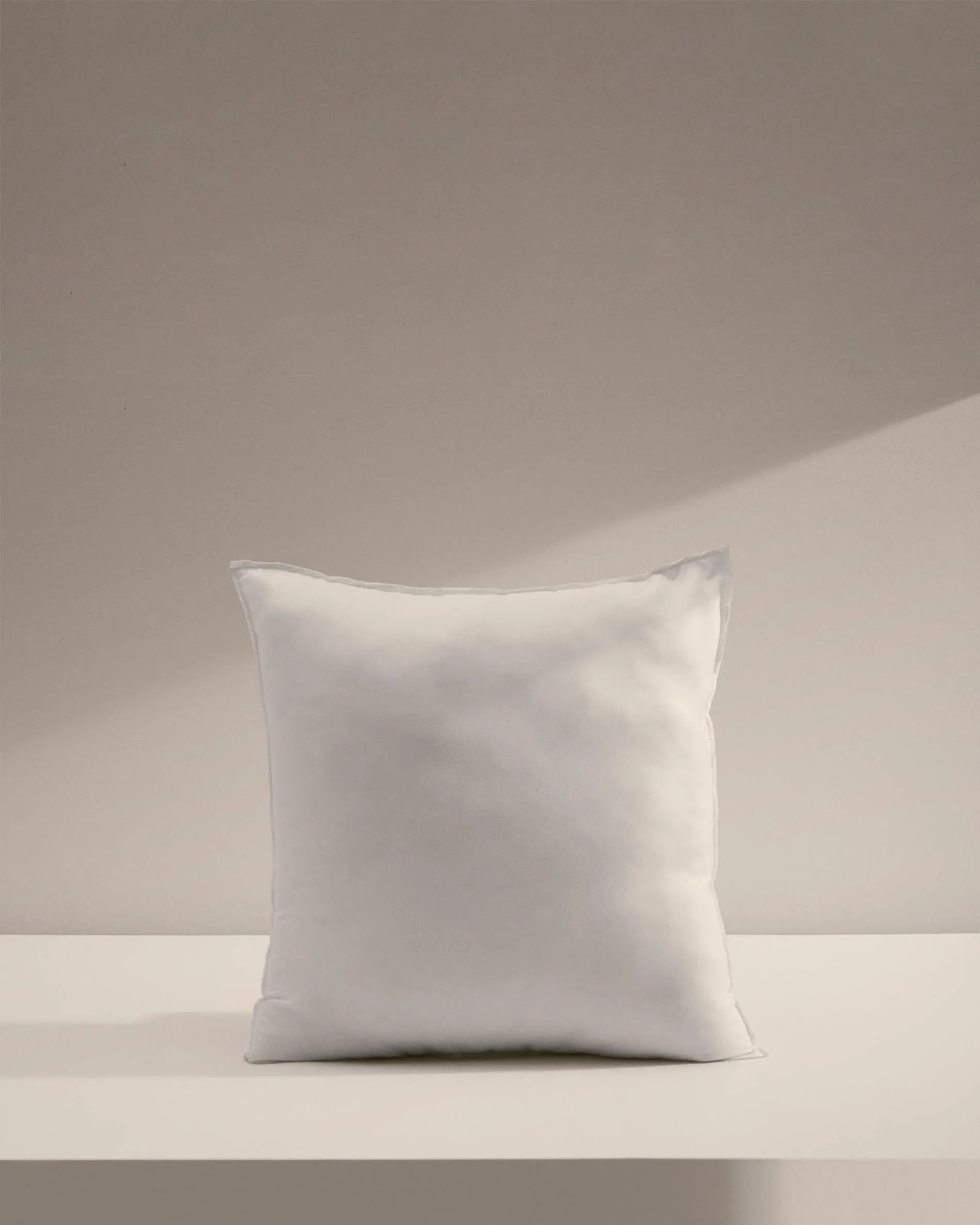 Die Fluff Kissenfüllung 45 x 45 cm von Kave Home bietet optimalen Komfort und Formbeständigkeit für Ihre Kissen.