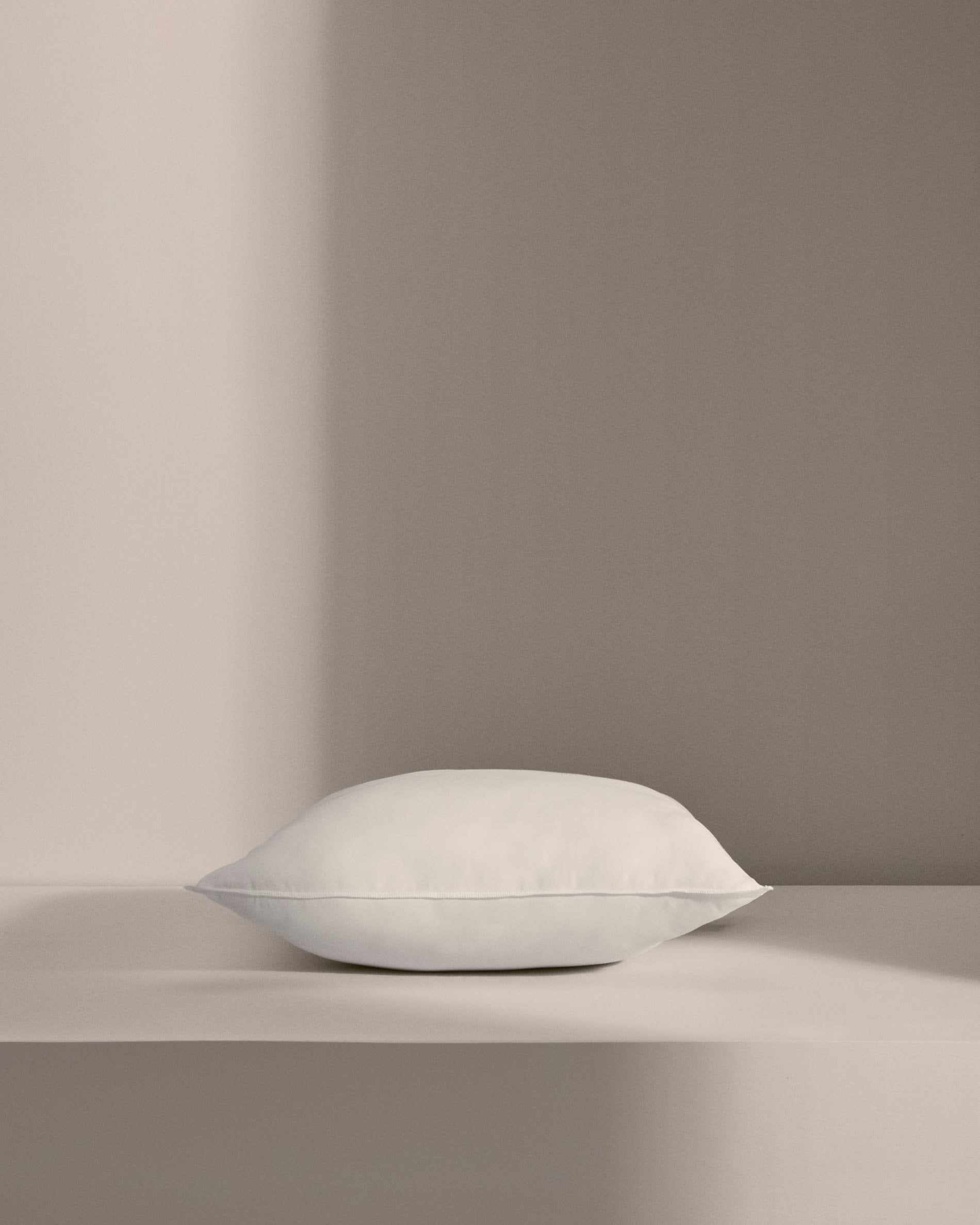 Die Fluff Kissenfüllung 45x45 cm von Kave Home sorgt für optimalen Komfort und passt ideal in dekorative Kissenbezüge.