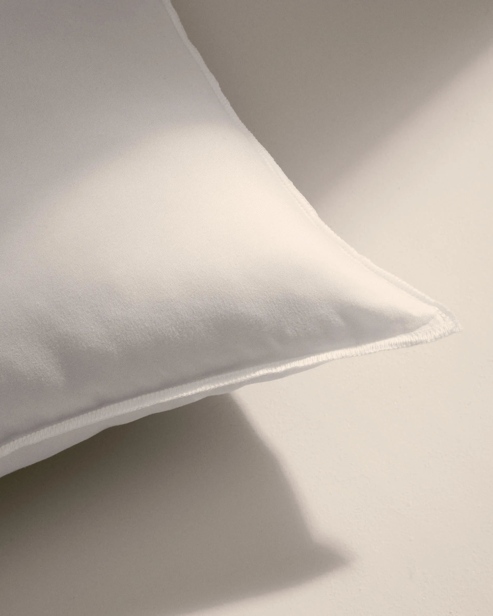 Die Kave Home Fluff Kissenfüllung 45x45 cm bietet weichen Komfort und ist perfekt für dekorative Kissenbezüge geeignet.
